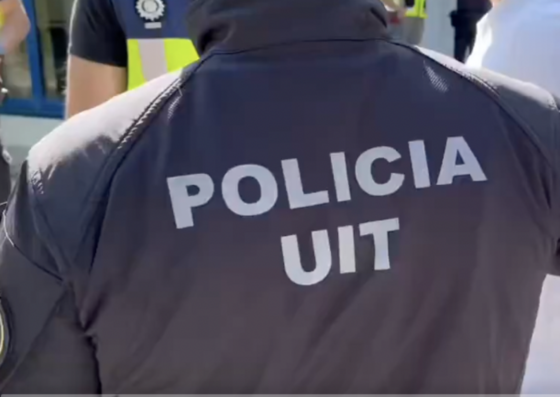 La unitat d'intervenció tècnica de la policia es fa càrrec de la protecció de la delegació.