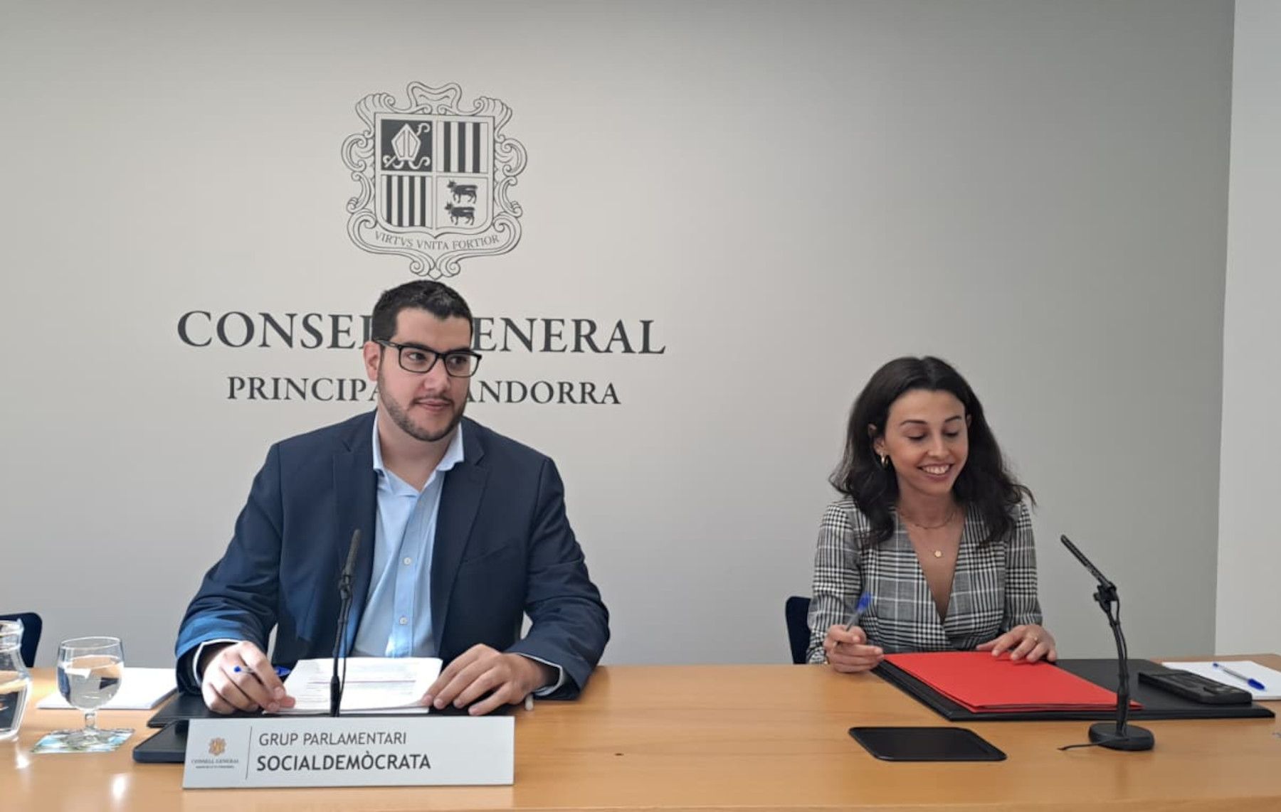 Pere Baró i Laia Moliné, durant una roda de premsa.