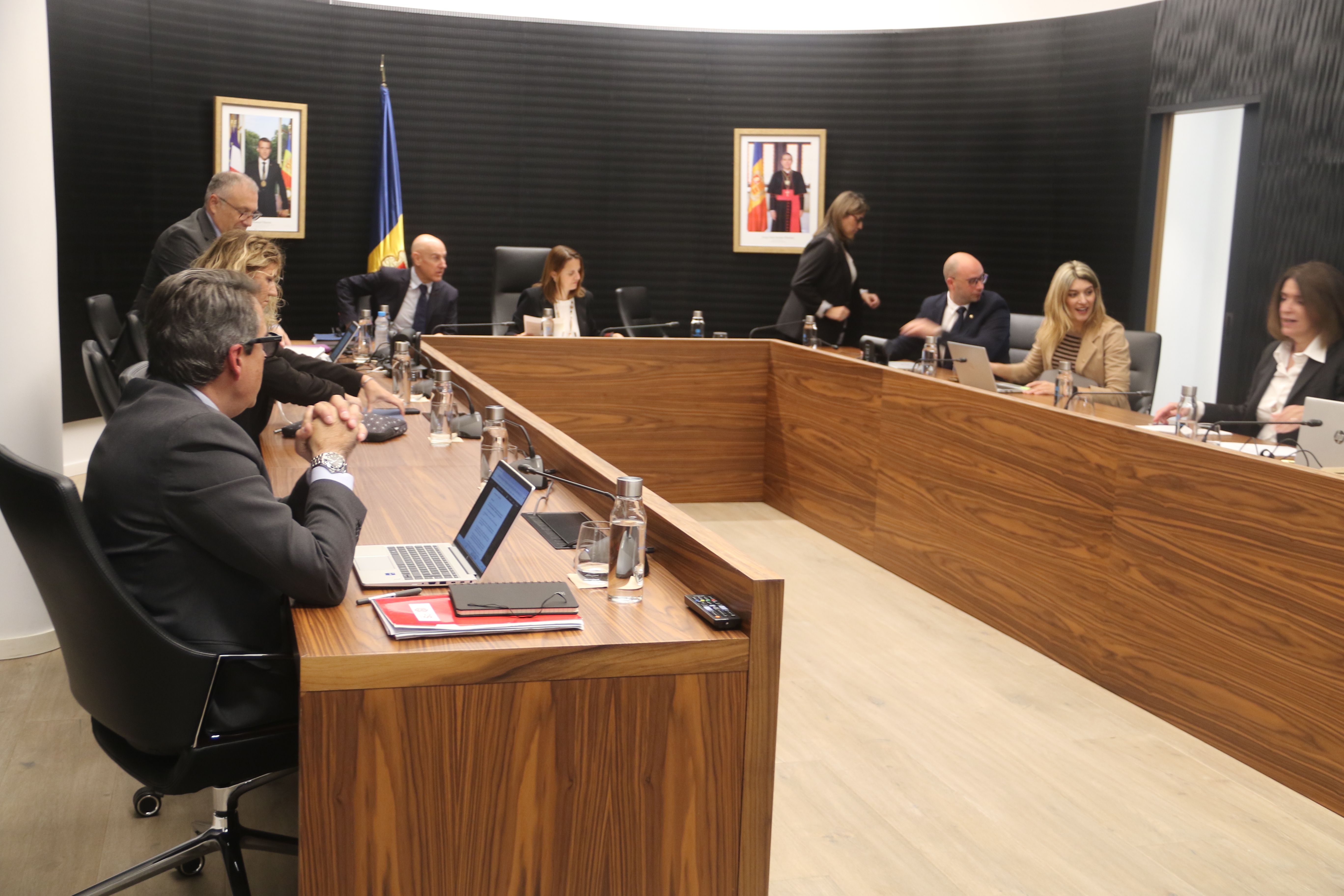 Una imatge de la sessió de comú de dijous passat, amb David Pérez a l'esquerra i, a la dreta, Maria Carriço.