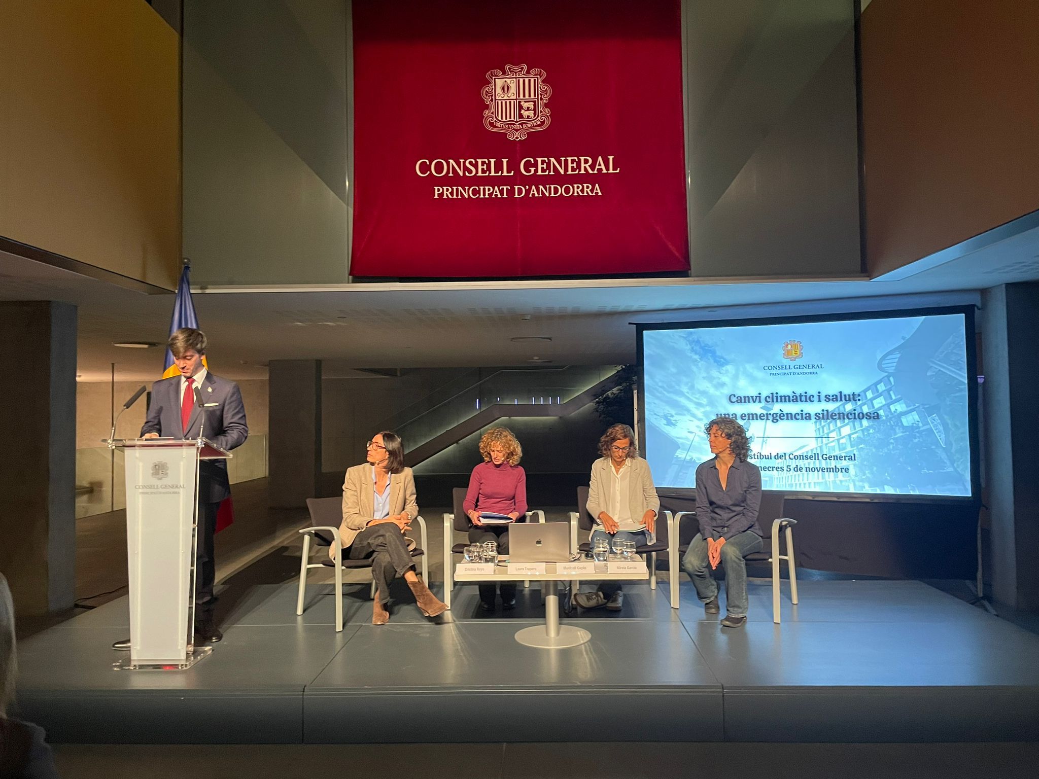 El síndic general i les ponents durant l’inici de la taula rodona.