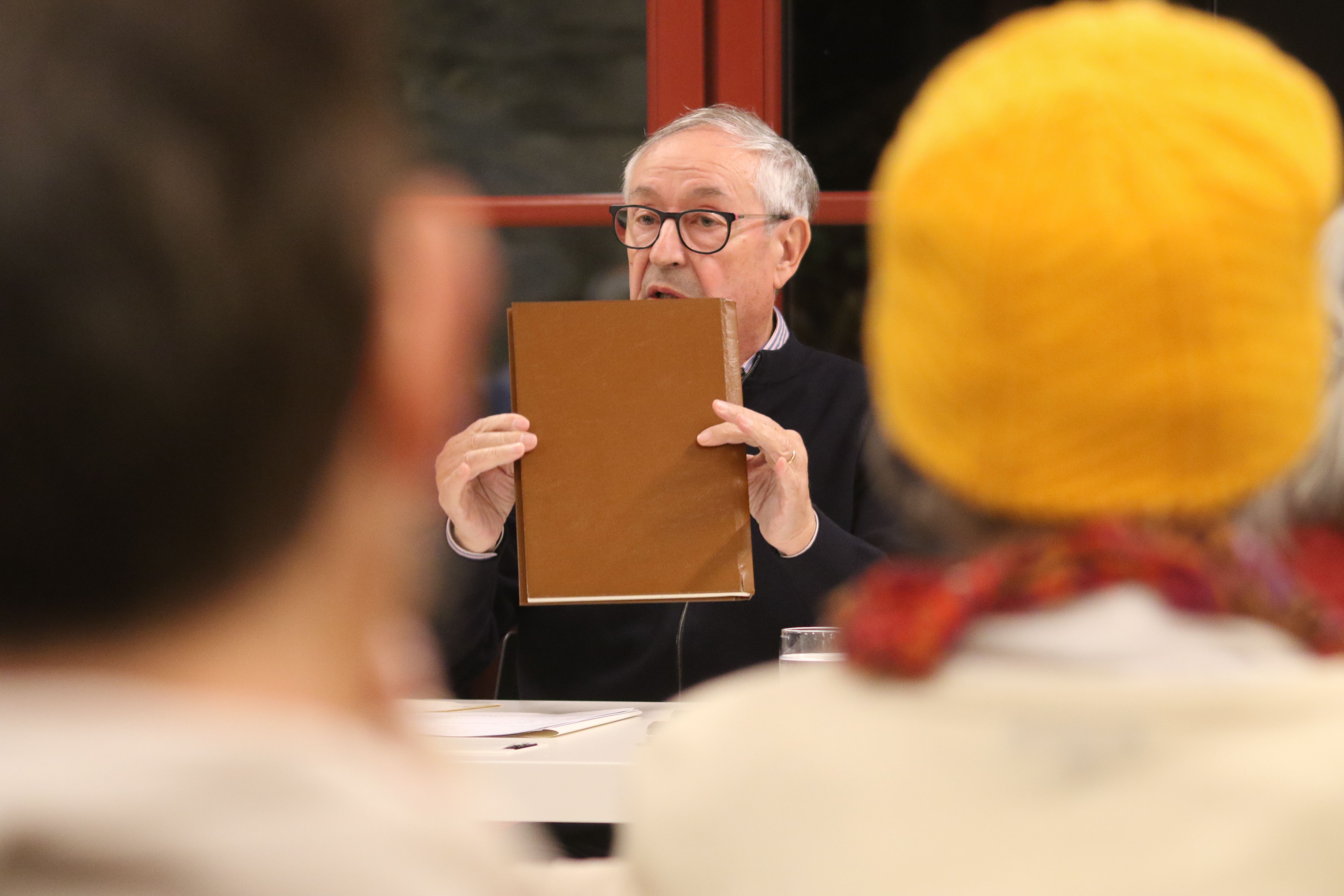 Joan Massa mostrant el revers del llibre de 'Memòrica de la reforma institucional'.