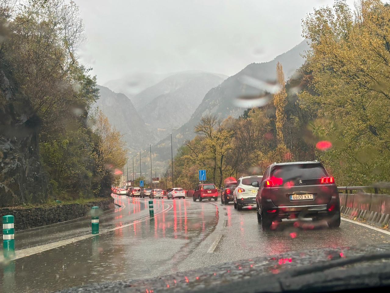 Entrada a Engordany baixant de la Massana a les 9 del matí.