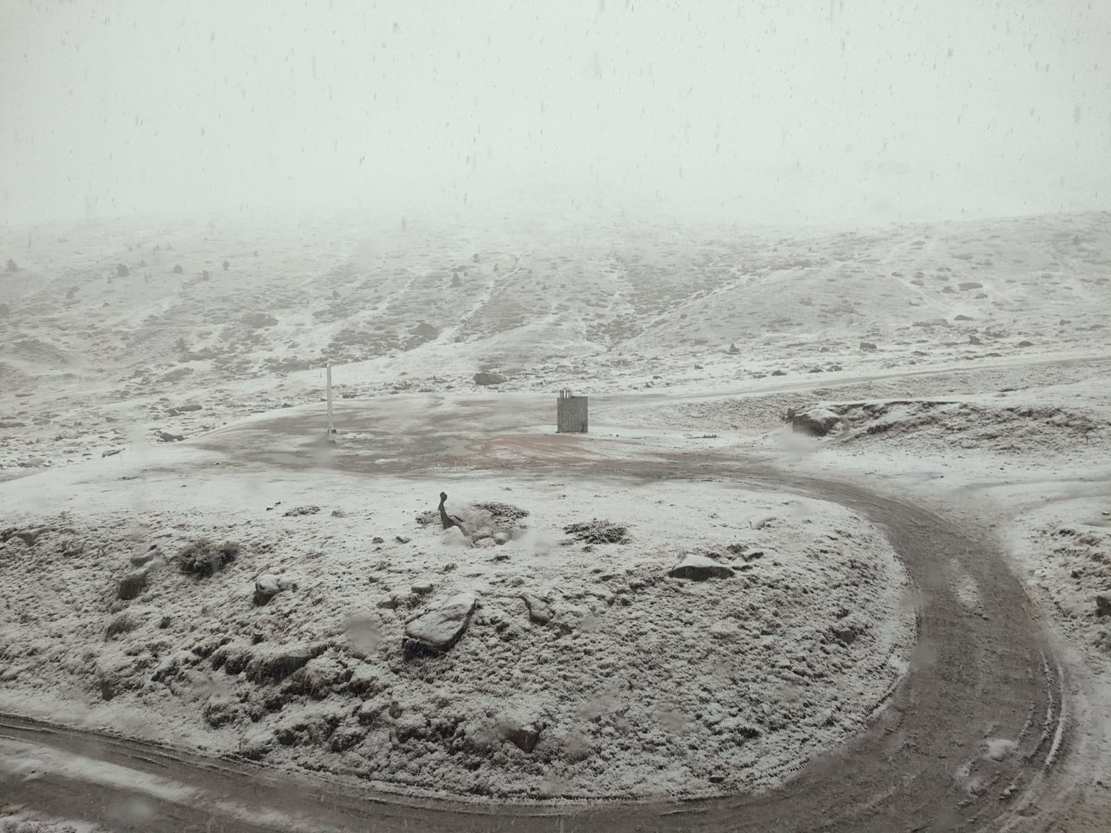 Una vista del port d'Envalira ben emblanquinat.