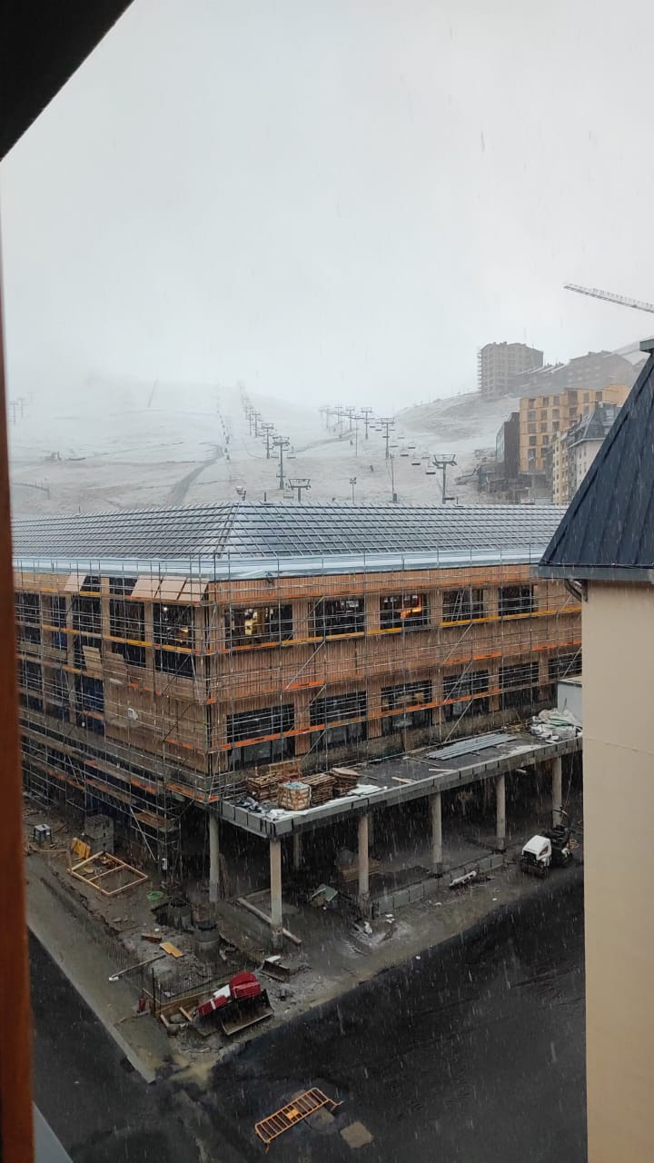 L'edifici de serveis en construcció de Grandvalira al Pas de la Casa emblanquinat.