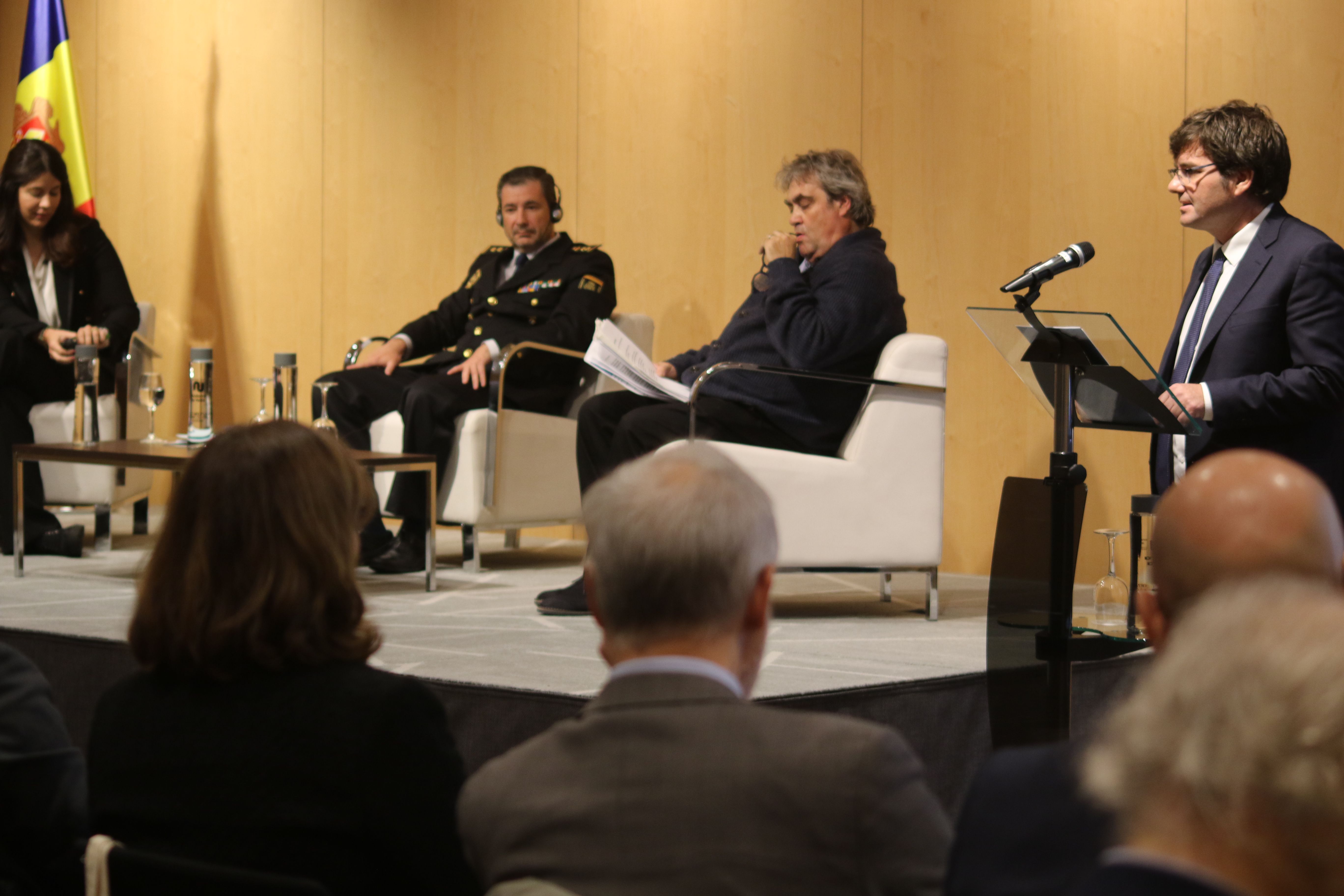 Un moment de la intervenció inaugural del Raonador del Ciutadà, Xavier Cañada, amb Marta Villaverde i Fernando Guerrero.