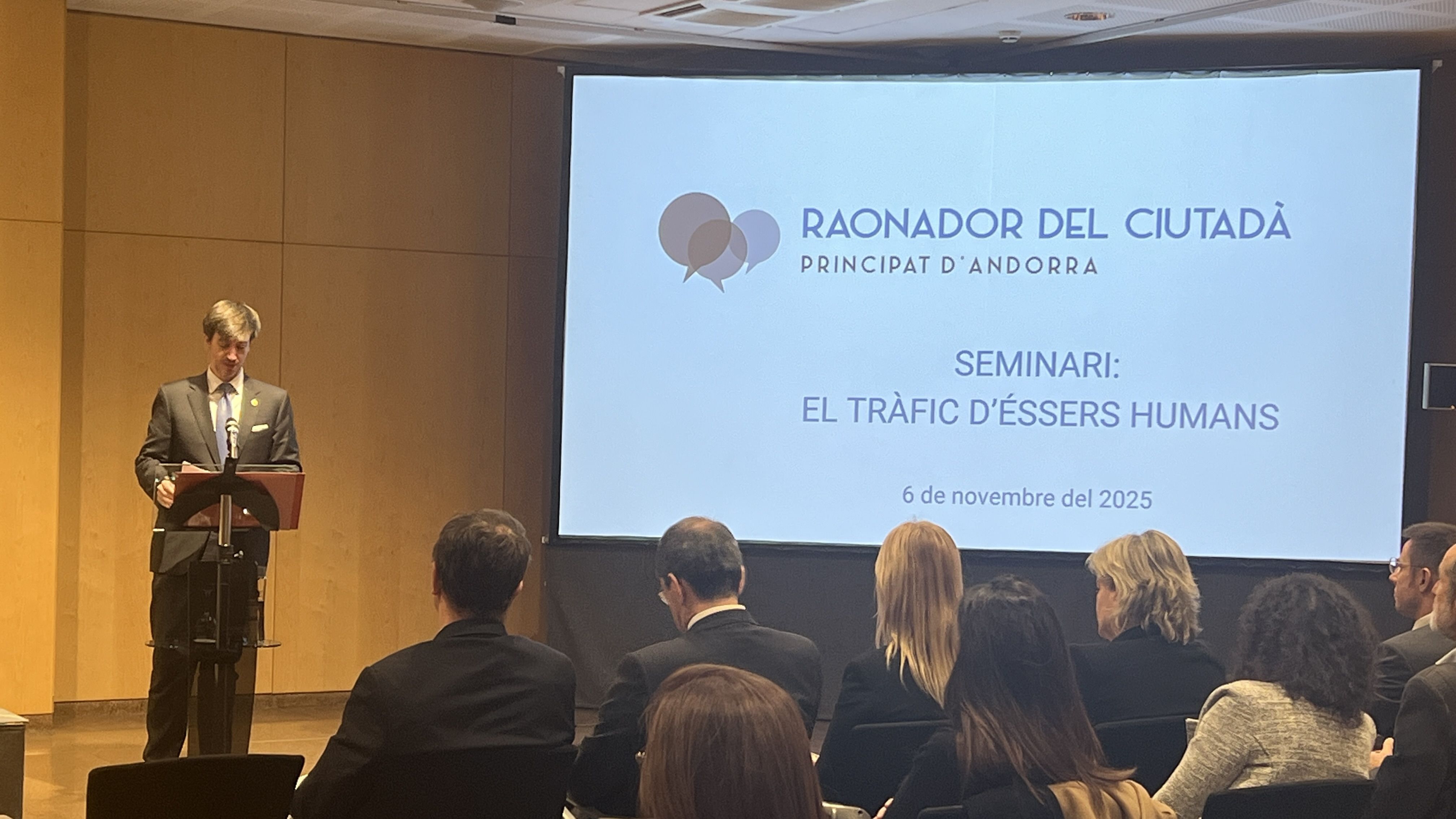 Carles Ensenyat durant el discurs de cloenda en el seminari del Raonador del Ciutadà.