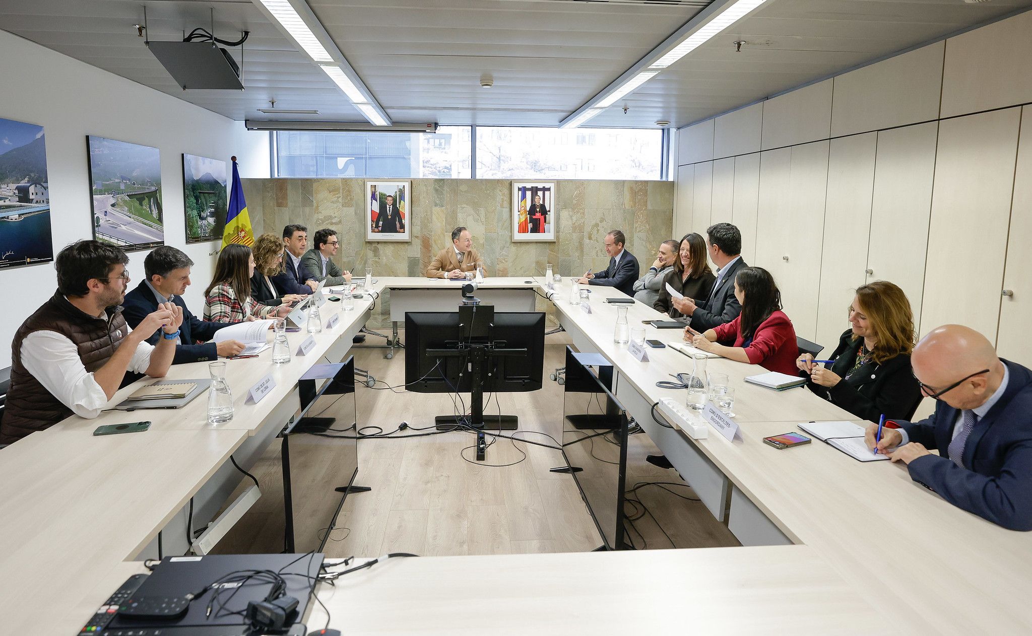 Un instant de la reunió entre els comuns i el Govern.