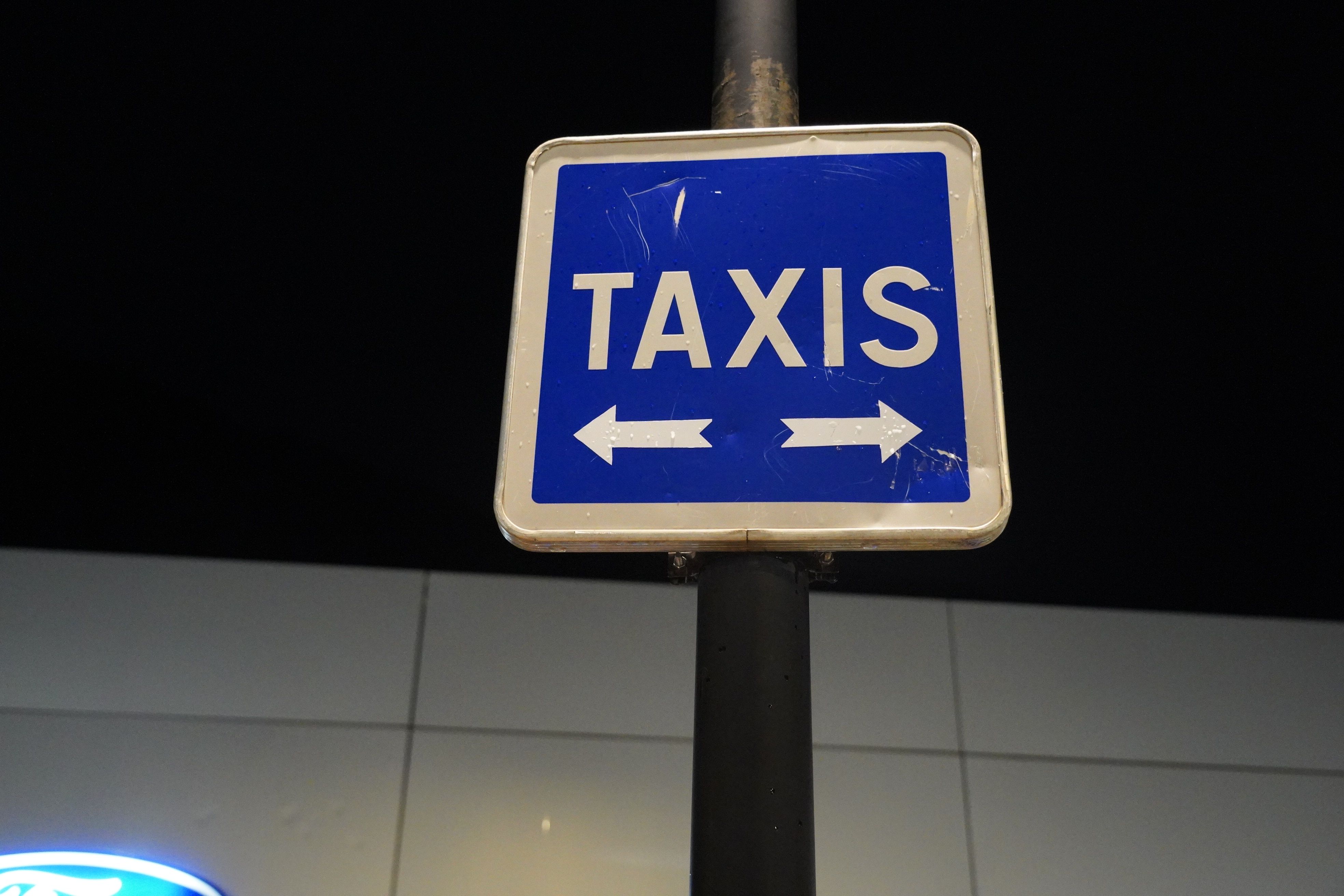 Senyal de la parada de taxis de l’Estació Nacional.