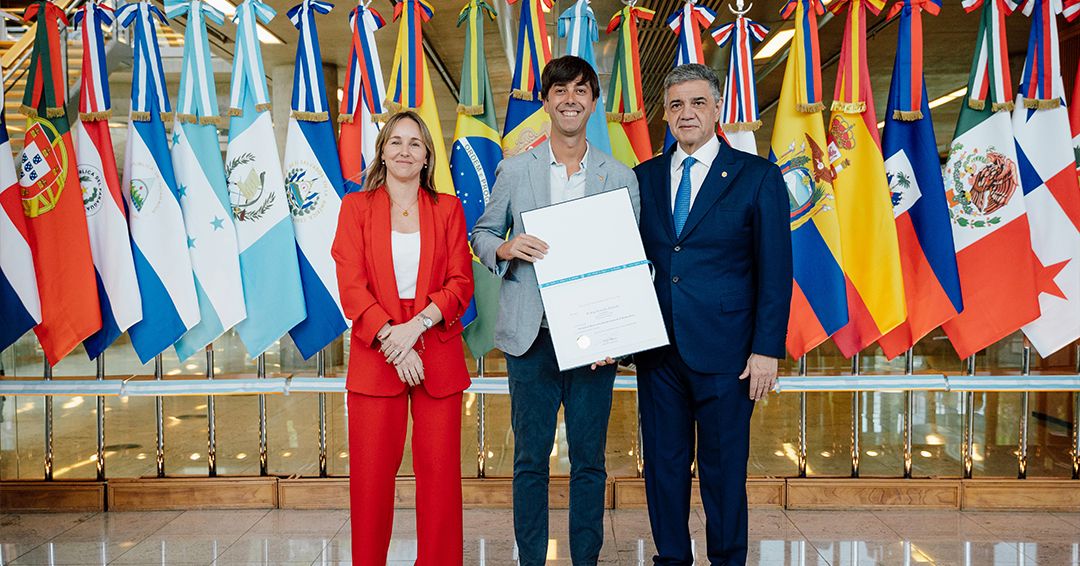 El cònsol Sergi González durant la seva participació en l'assemblea.