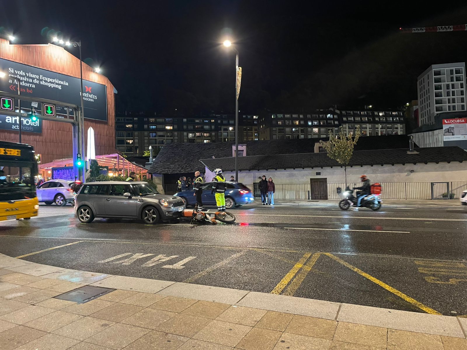 El turisme i la motocicleta accidentats.