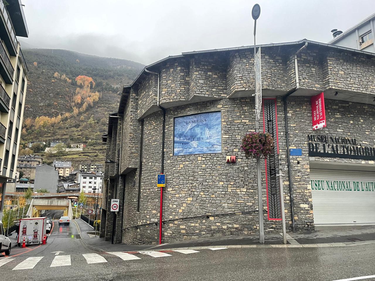 El museu i la unitat de descontaminació ubicada al carrer de la Molina, a Encamp, just a l'esquerra. El museu i la unitat de descontaminació ubicada al carrer de la Molina, a Encamp, just a l'esquerra.