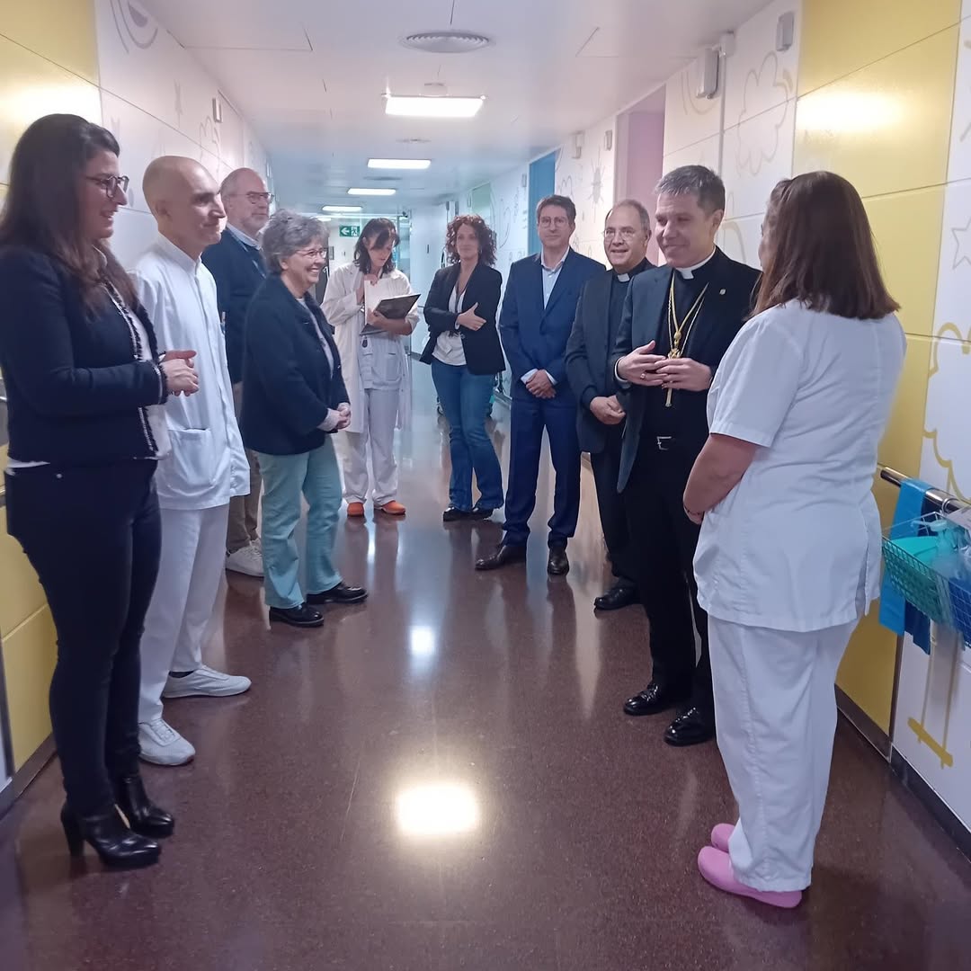 El copríncep episcopal i bisbe d’Urgell, Josep-Lluís Serrano Pentinat, ha visitat a diferents àrees de l'Hospital Nostra Senyora de Meritxell.