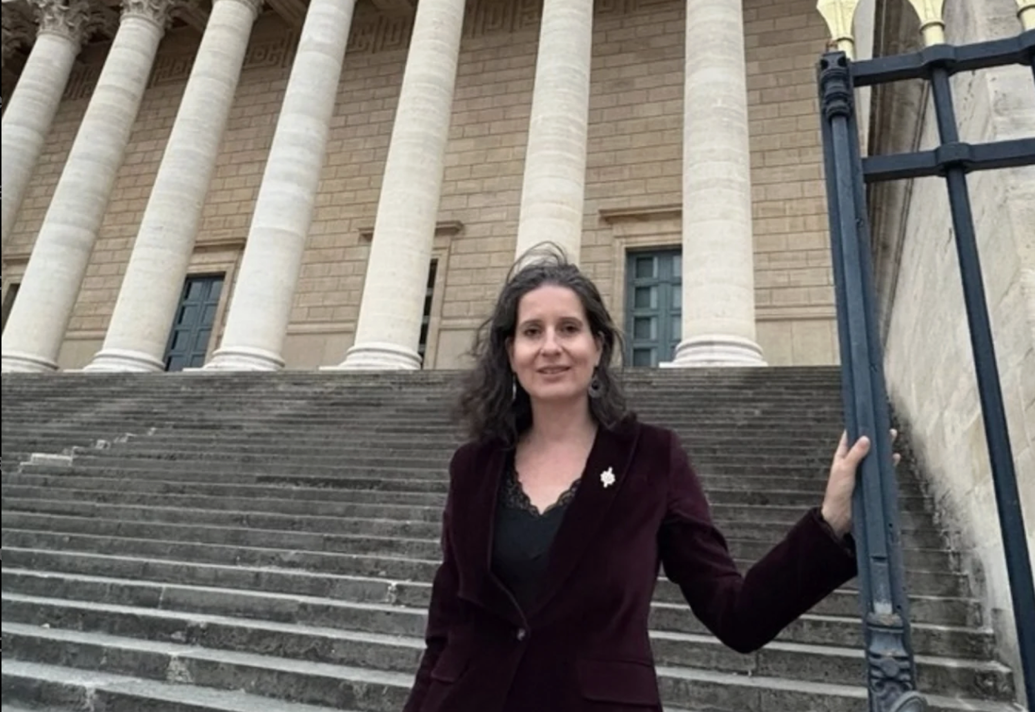 Coggia a les escales exteriors de l’Assemblea Nacional.