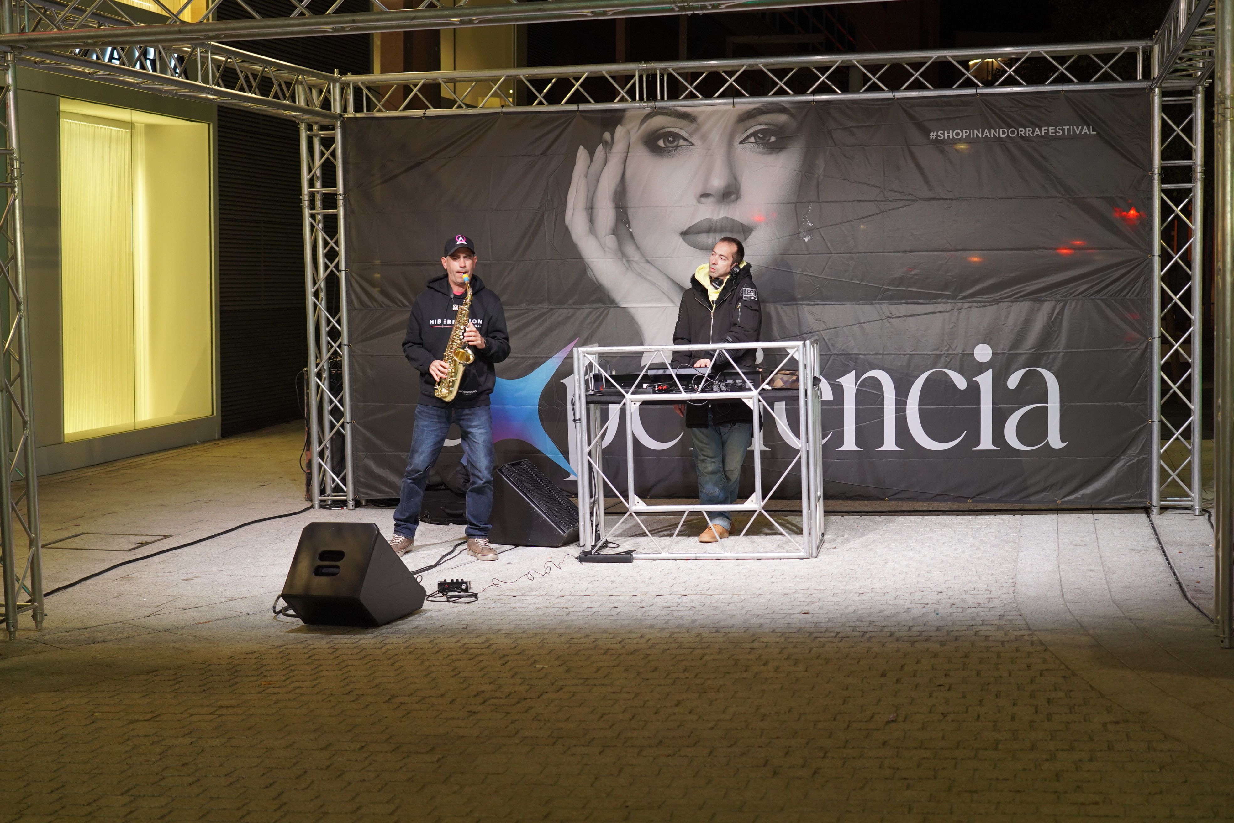 Richy Vuelcom i David Amat han amenitzat el vespre a l'avinguda Meritxell.