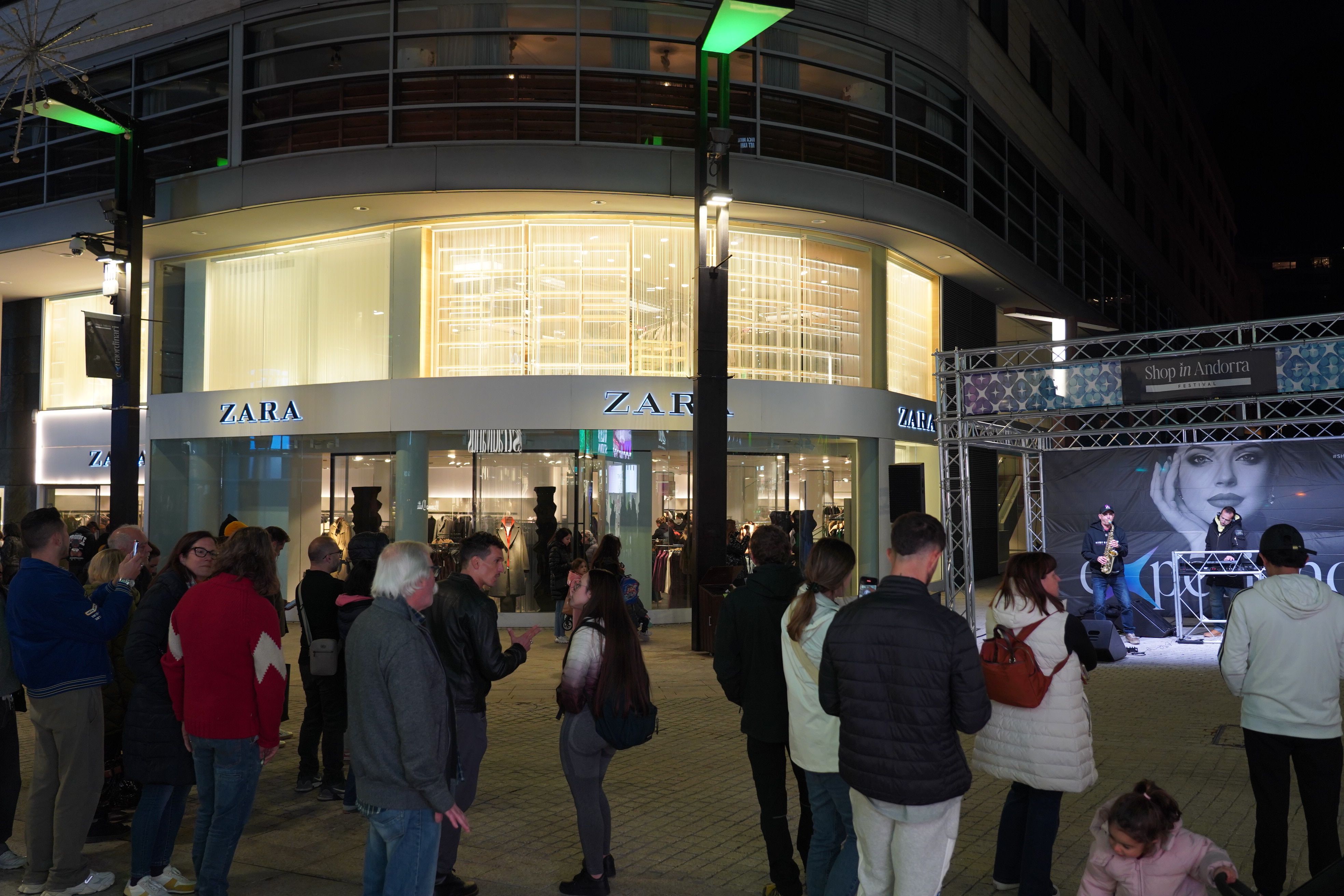 Diversos compradors i visitants, captivats pel jazz 'electrònic'.