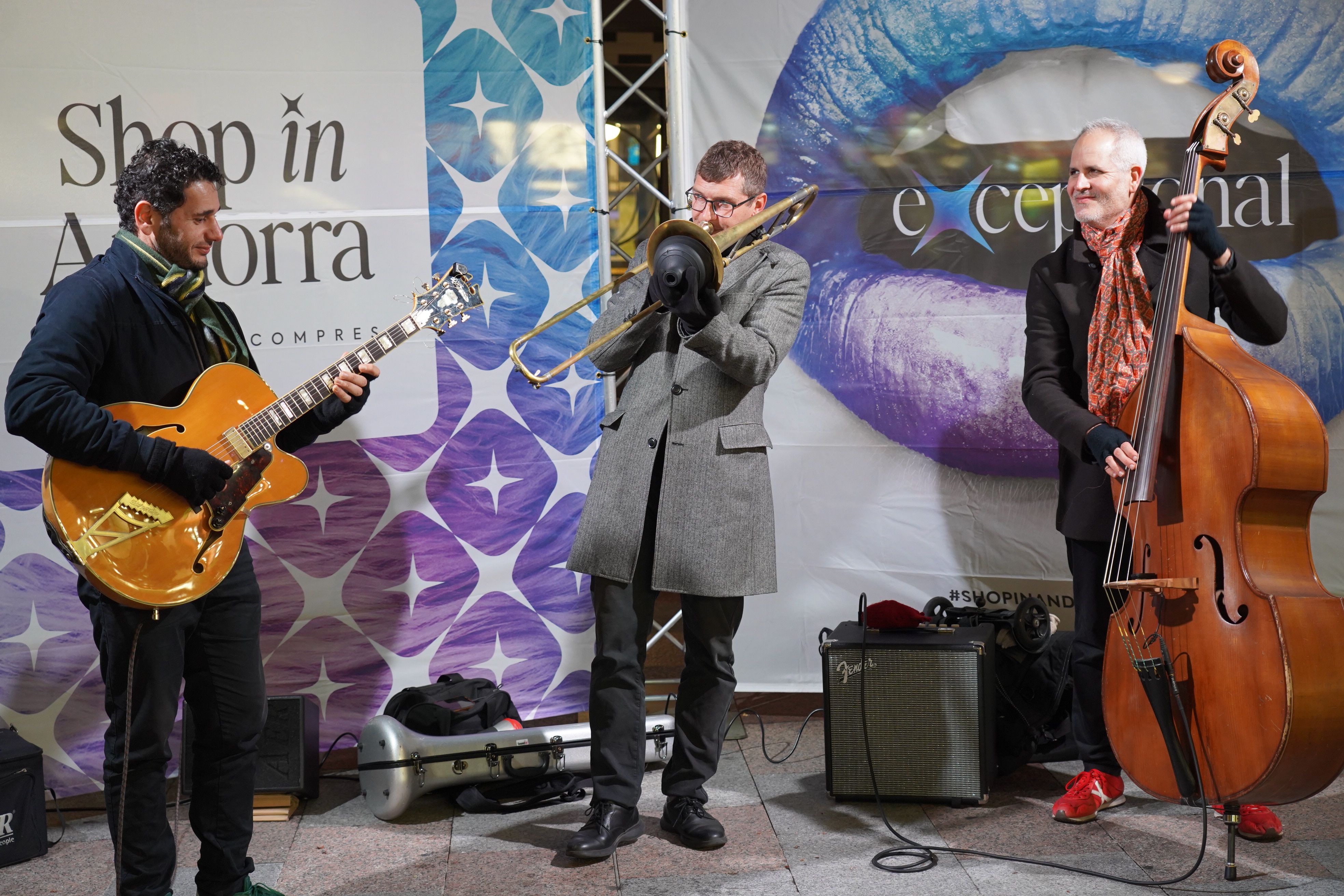 Exhibició de saxòfon aquest vespre per l'eix comercial. 