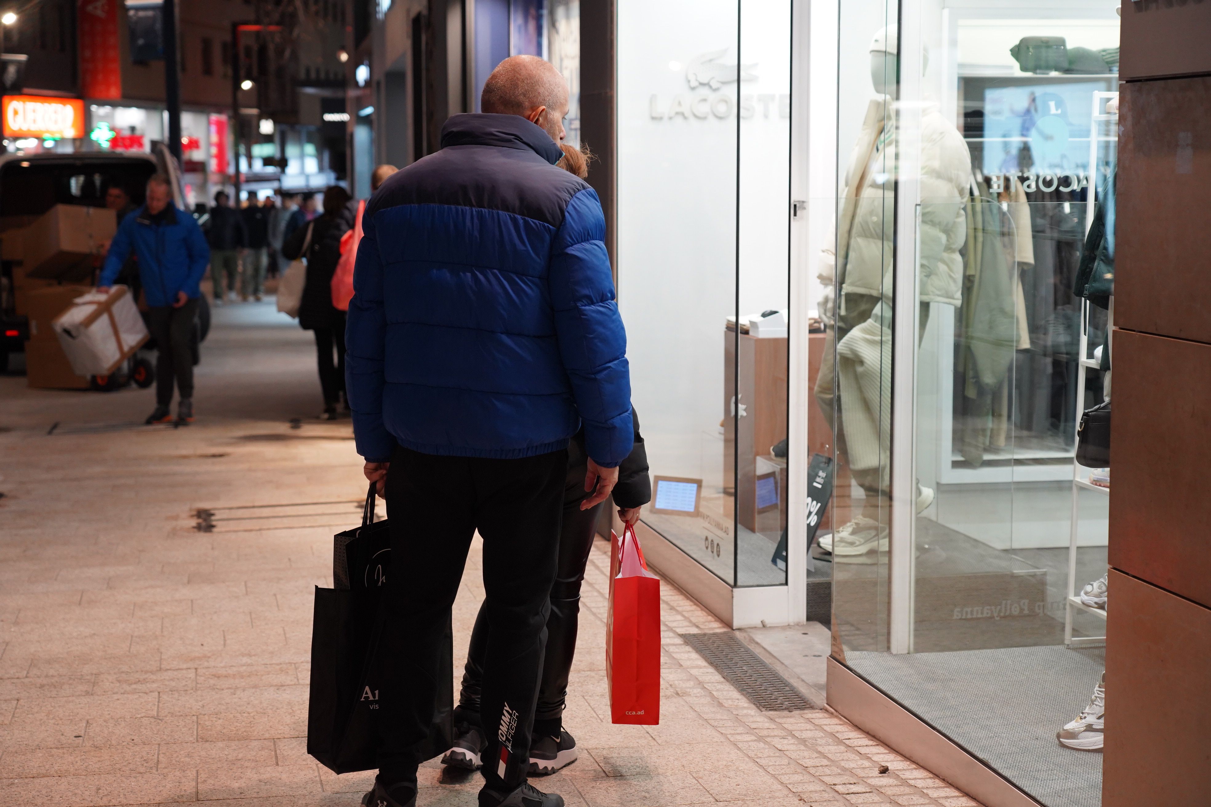 Una parella, observant un dels mostradors. 