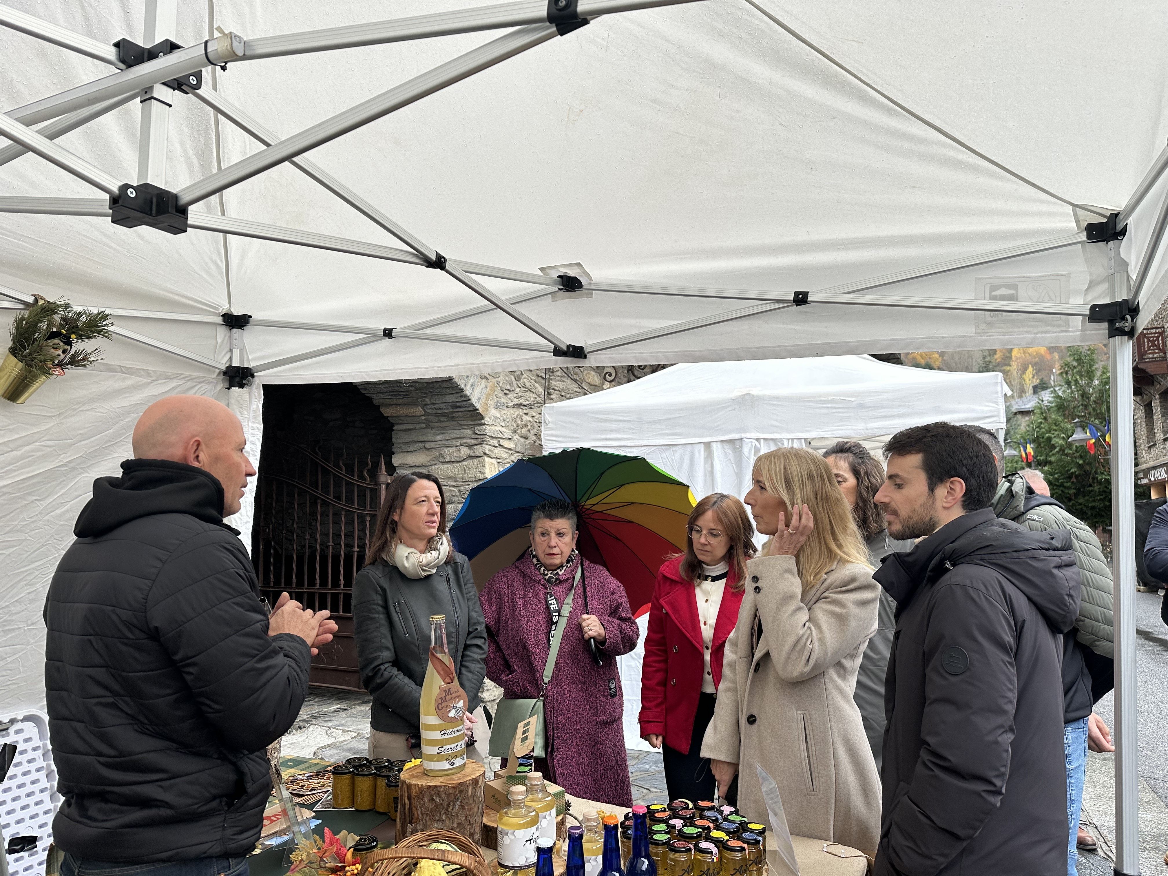 Un moment de la inauguració del Saló Ordino Gourmet, amb les autoritats en un dels estands. Un moment de la inauguració del Saló Ordino Gourmet, amb les autoritats en un dels estands.