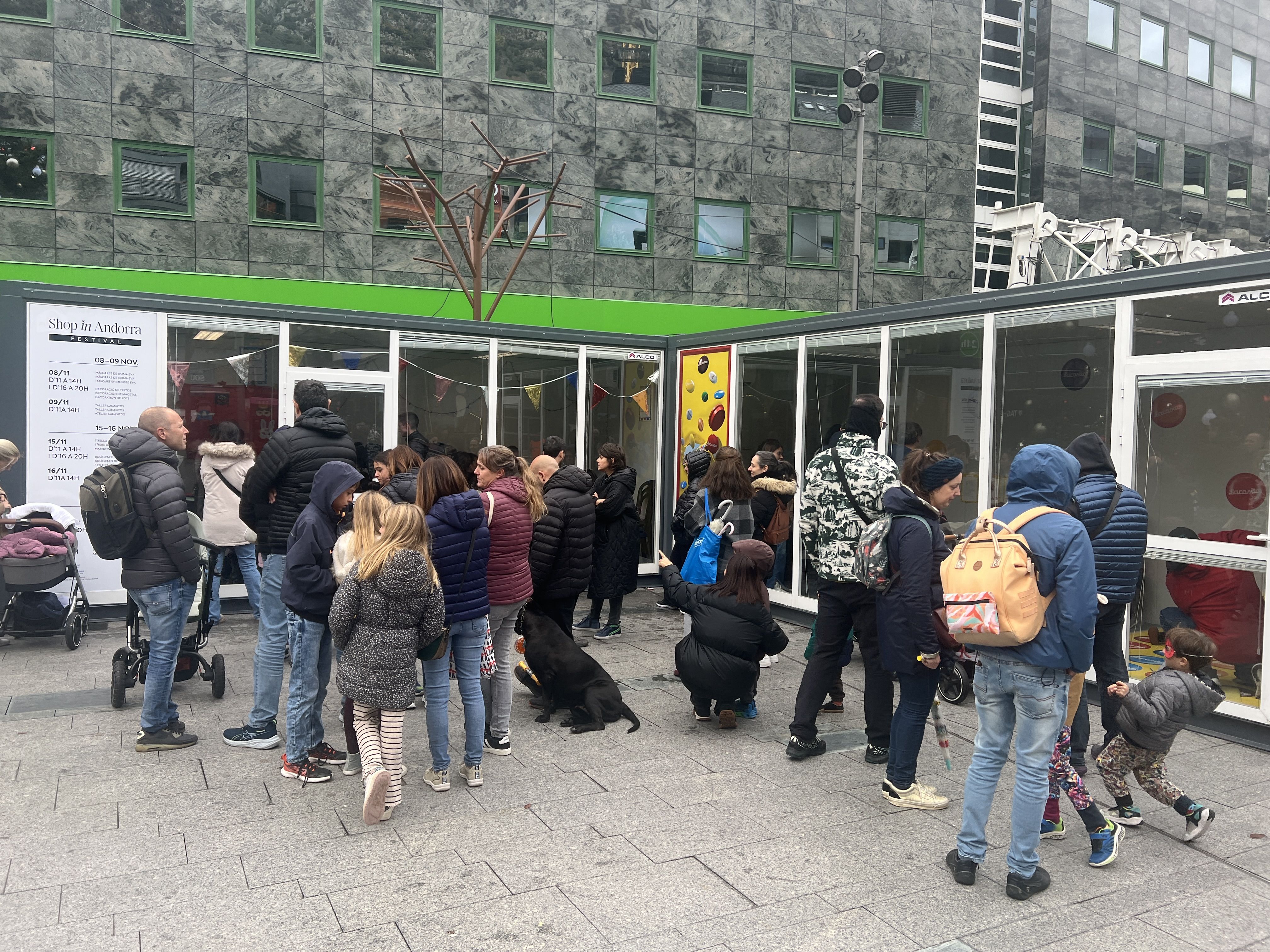 Les activitats dirigides al públic infantil del Shop In Andorra atrauen força públic a la plaça de la Rotonda.