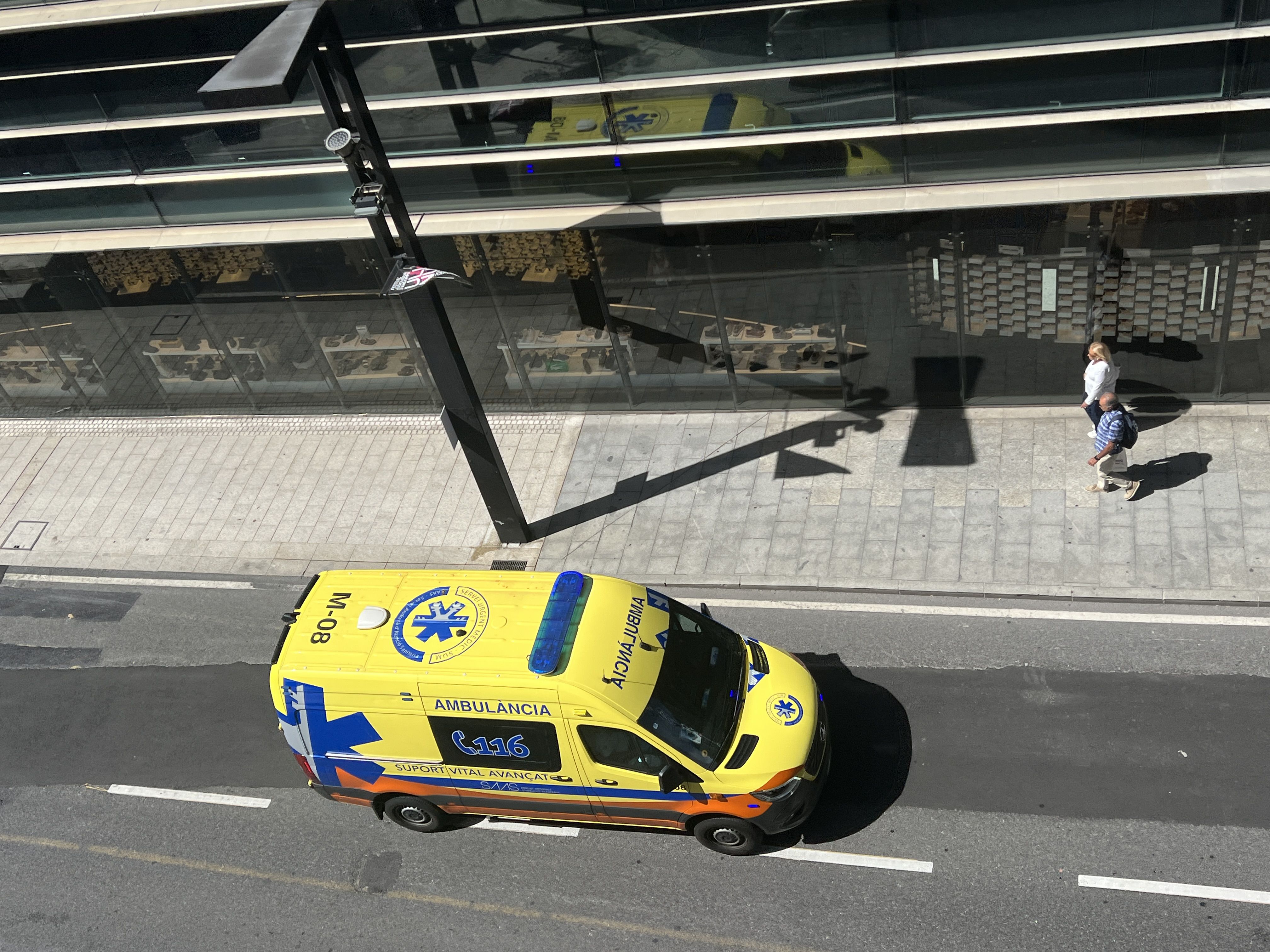 Una ambulància del SUM traslladant-se cap a l'hospital.