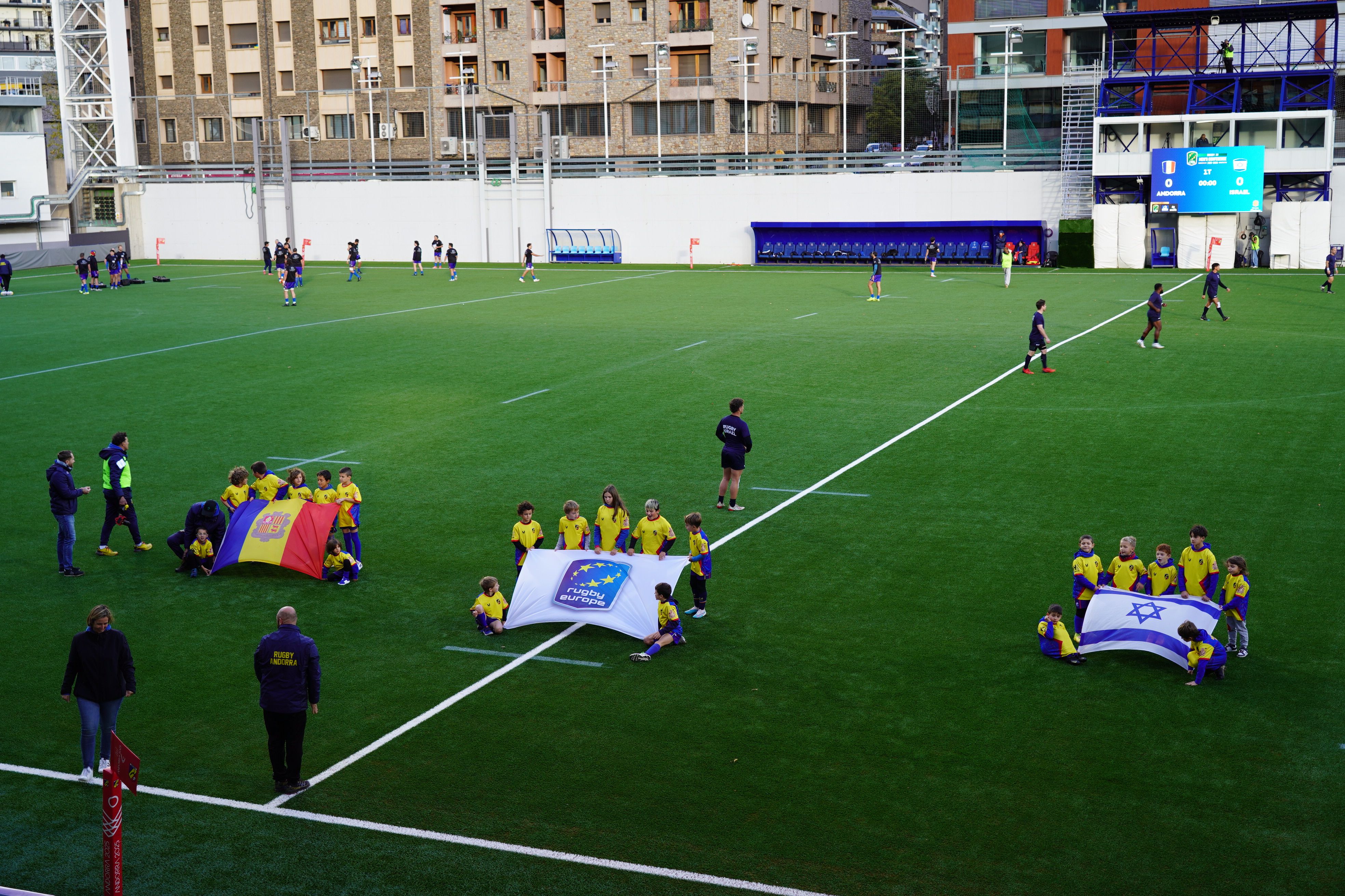Els més menuts de la federació, amb les dues banderes.