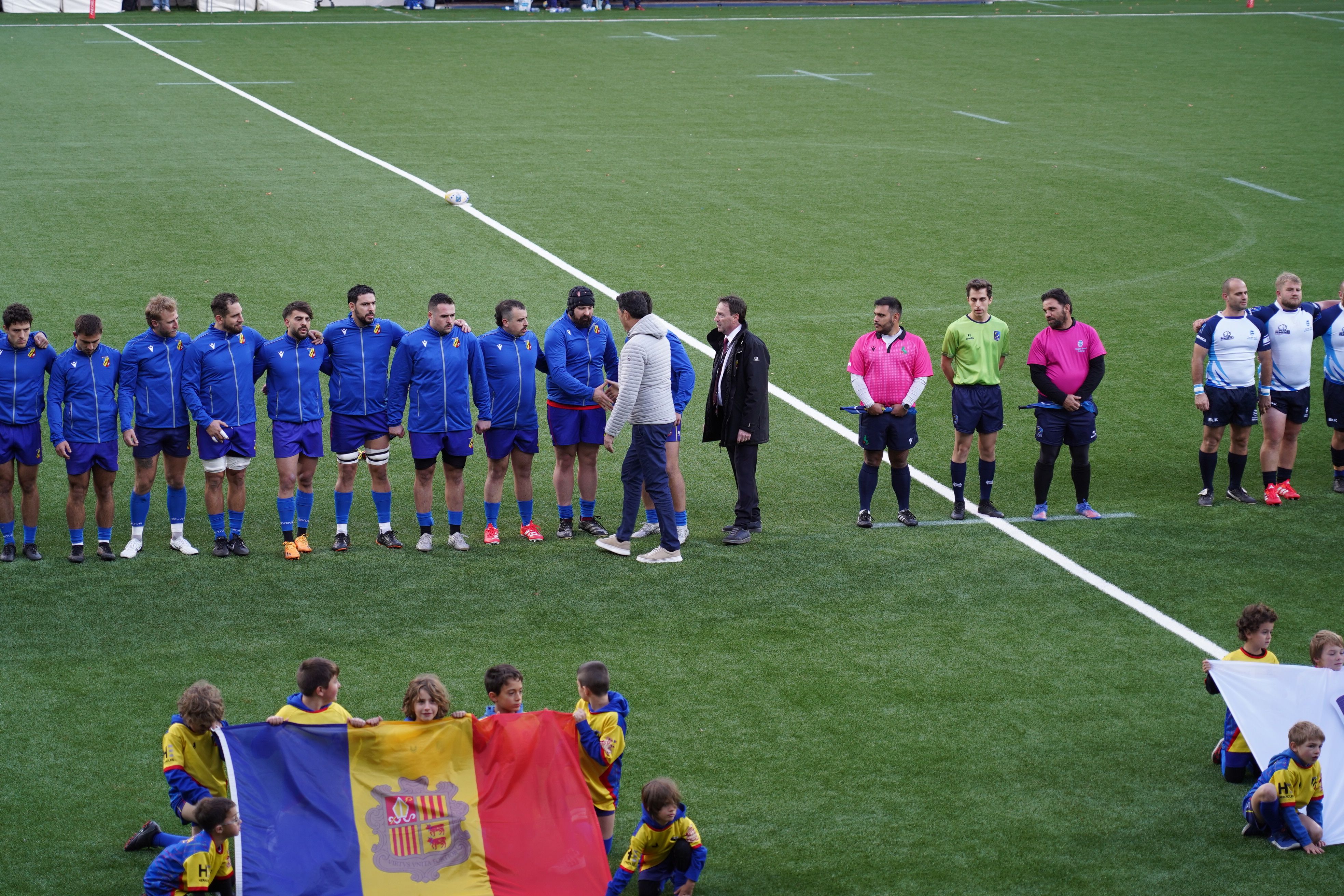 El ministre de Territori, Raul Ferré, saludant a la selecció.