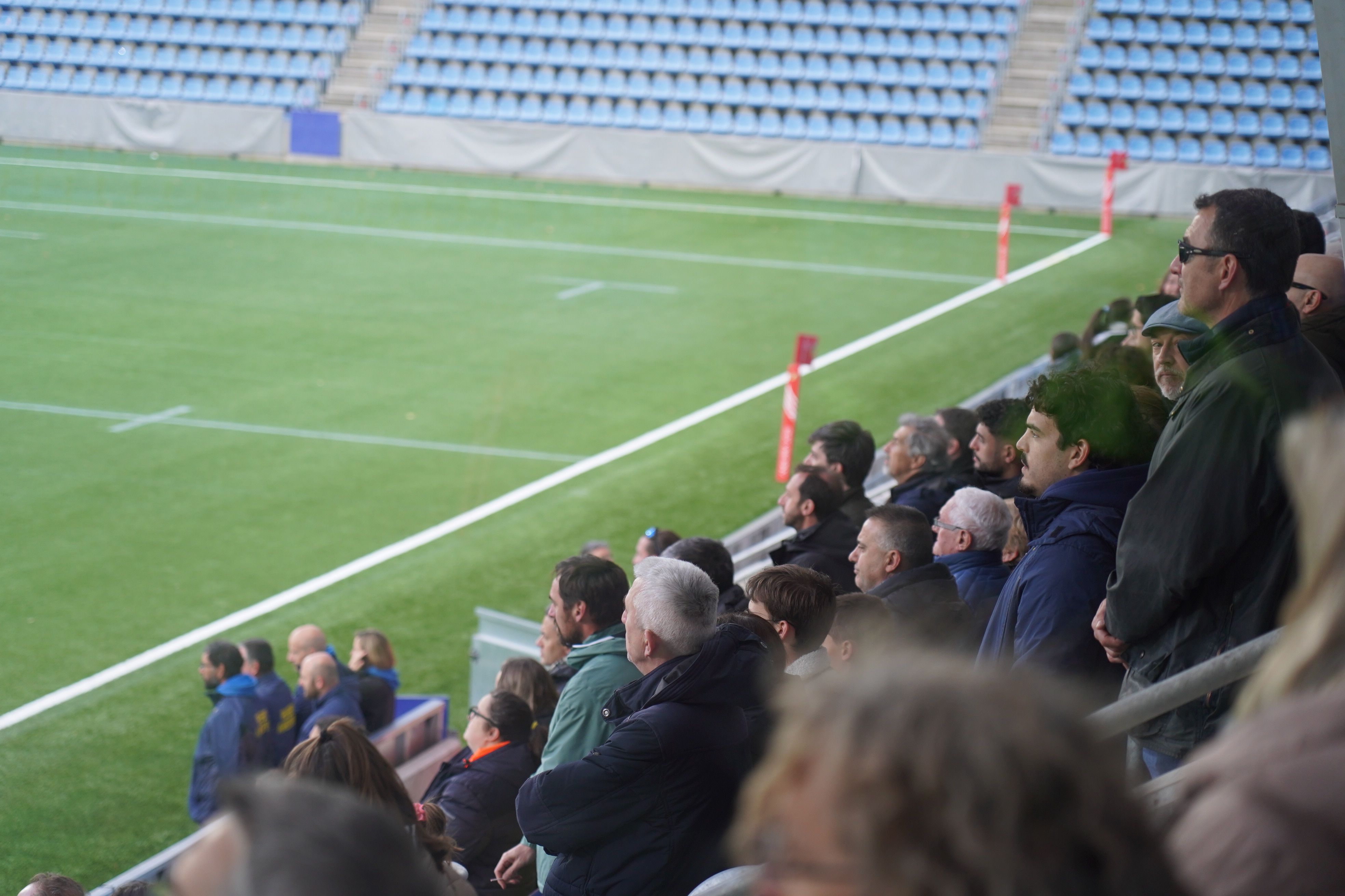 La tribuna, dreta en l'homenatge.