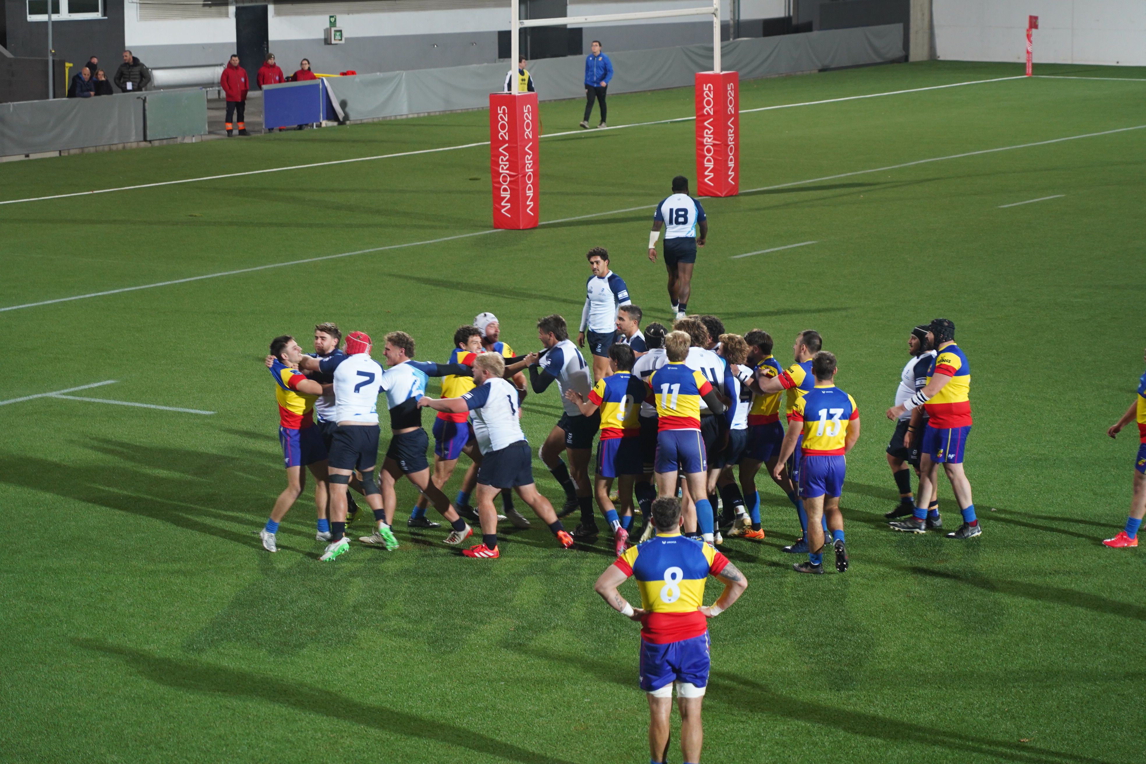 Petita picabaralla entre les dues seleccions a la segona meitat.