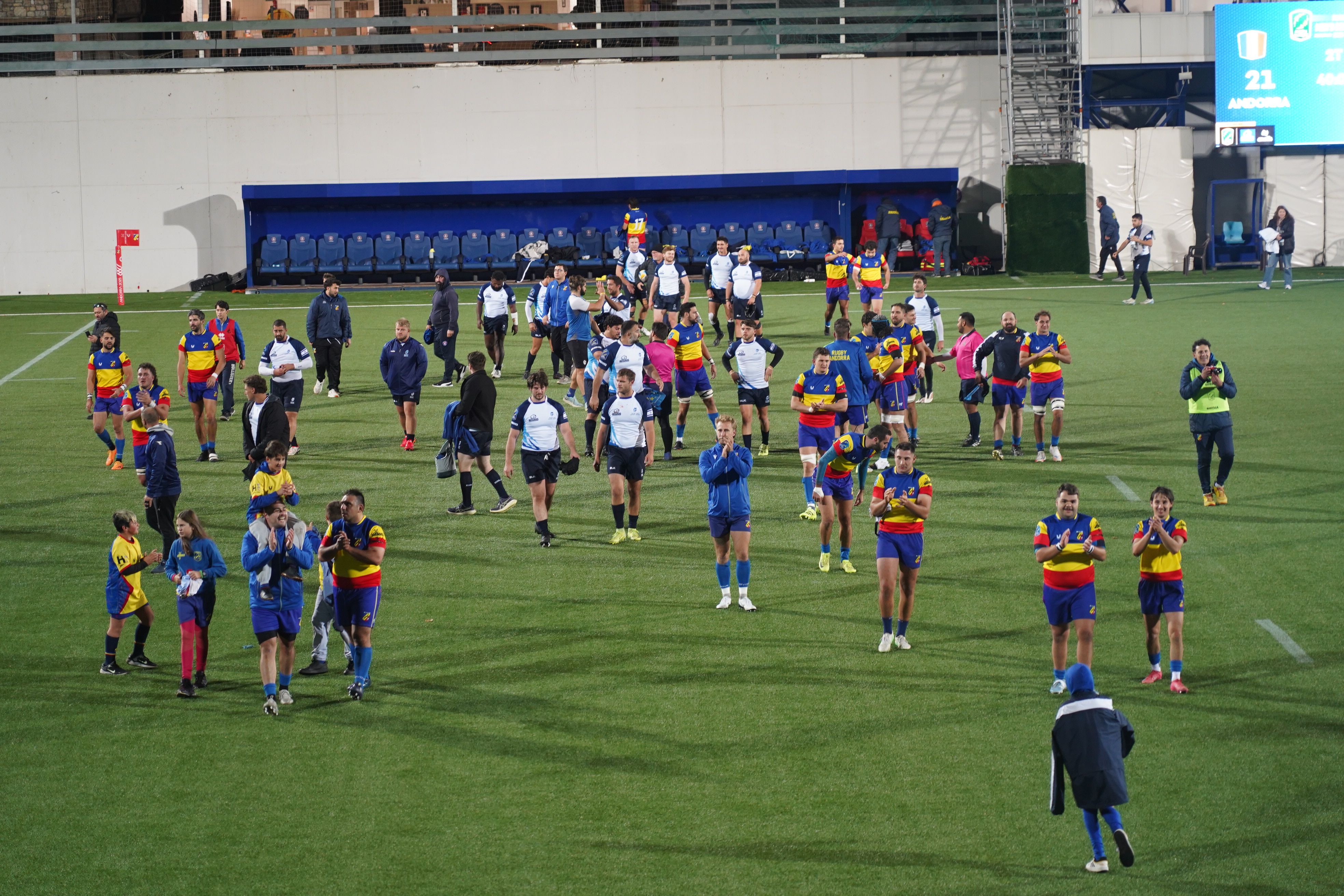 Els Isards, agraïnt a l'afició la seva presència després del triomf.