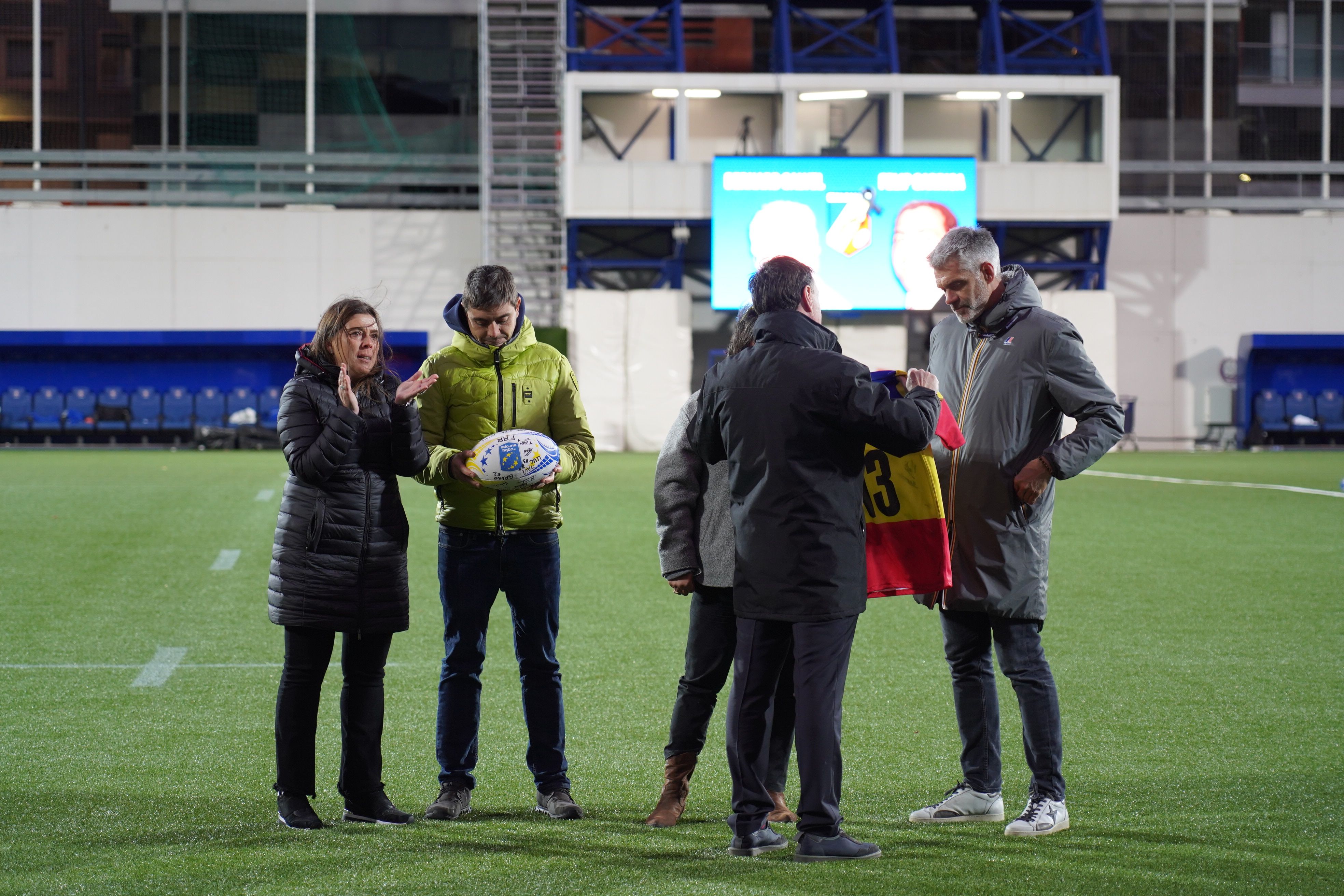 Calvó, oferint una samarreta a Renaud Calvel.,