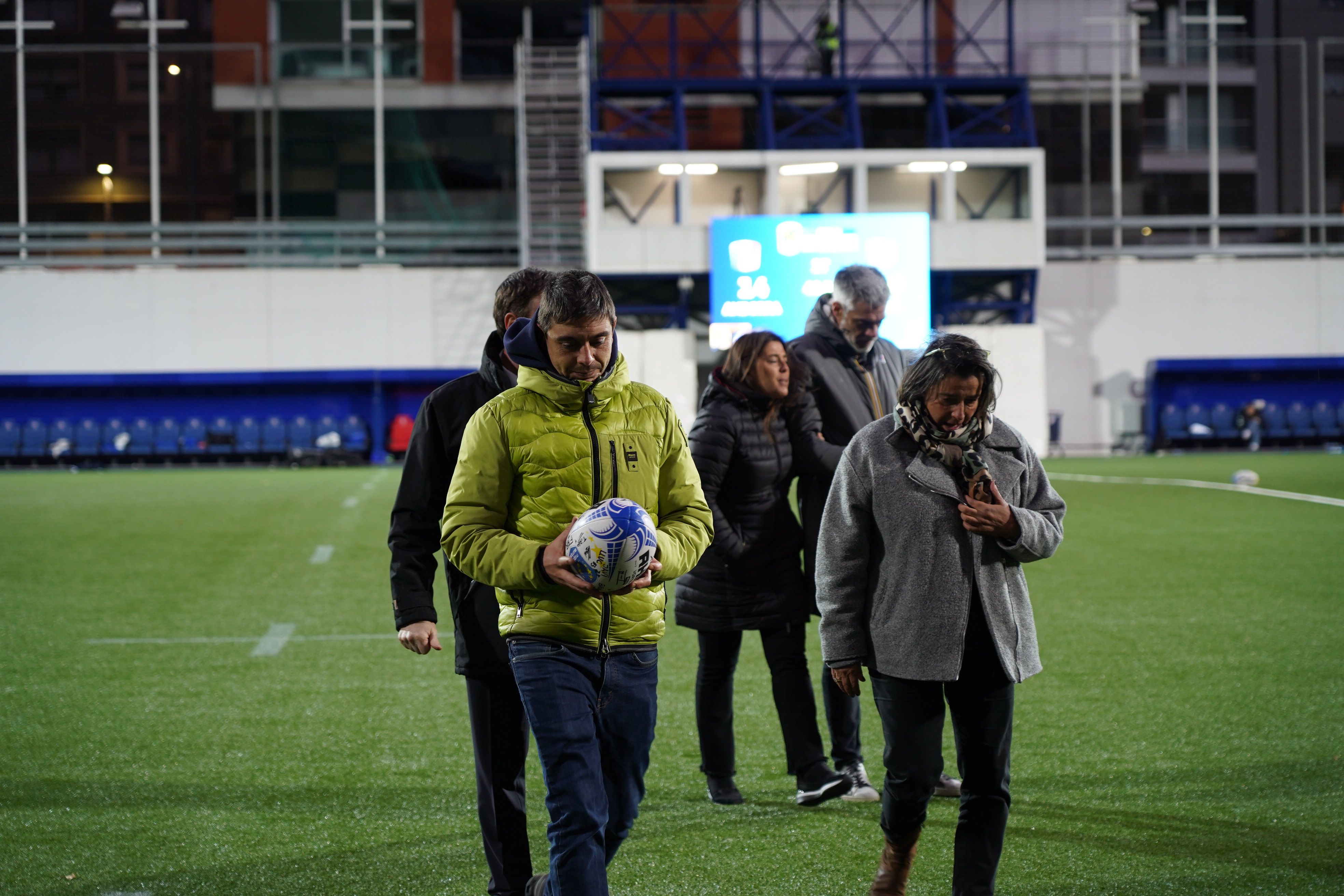Els familiars de Garriga, amb una pilota del món de l'oval.