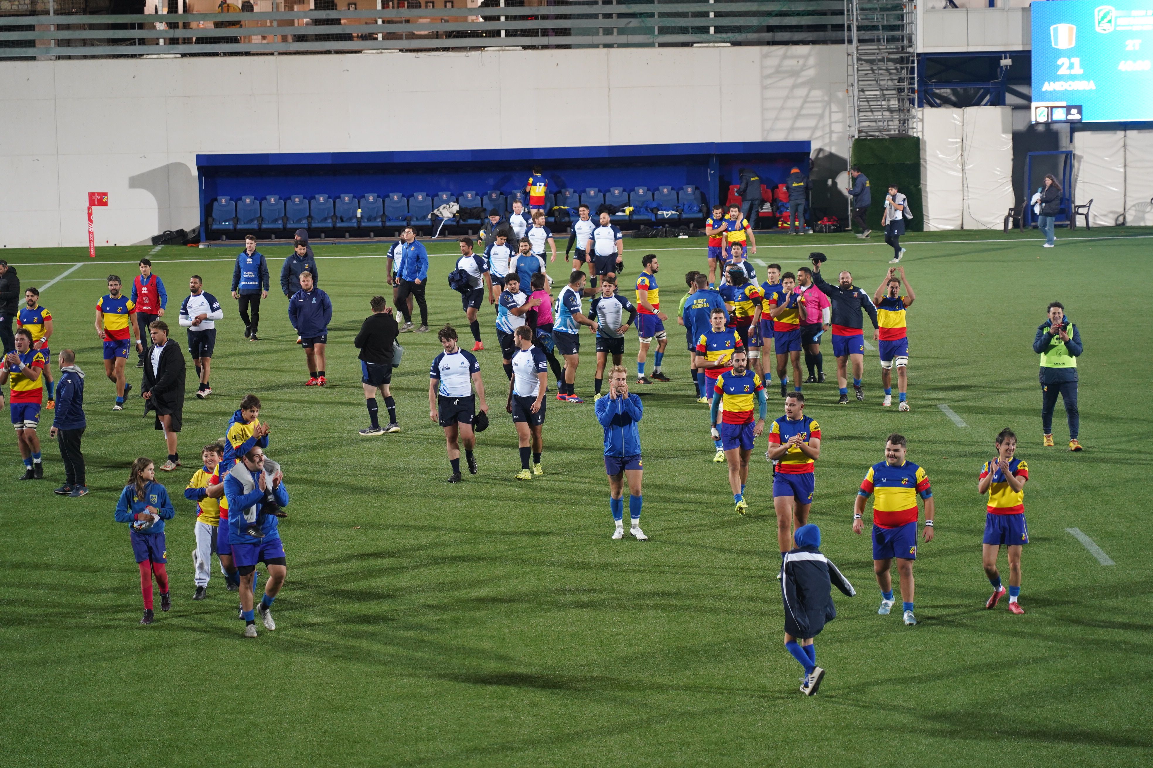 Els Isards, celebrant el triomf en el seu debut.