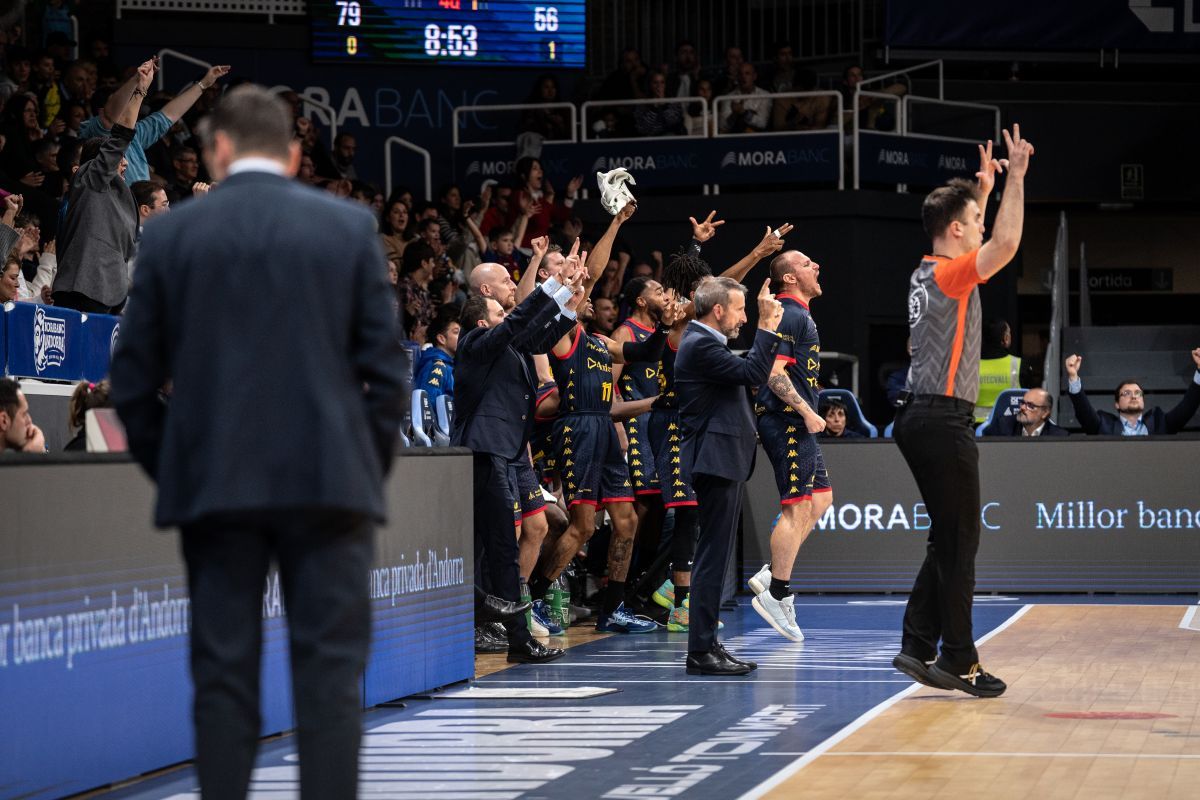 Plaza i la banqueta, celebrant un llançament encertat del MoraBanc. Plaza i la banqueta, celebrant un llançament encertat del MoraBanc.