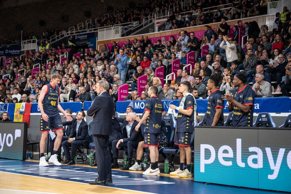 Ovació de la Bombonera a Pustovyi, líder del joc interior amb Guerrero. Ovació de la Bombonera a Pustovyi, líder del joc interior amb Guerrero.