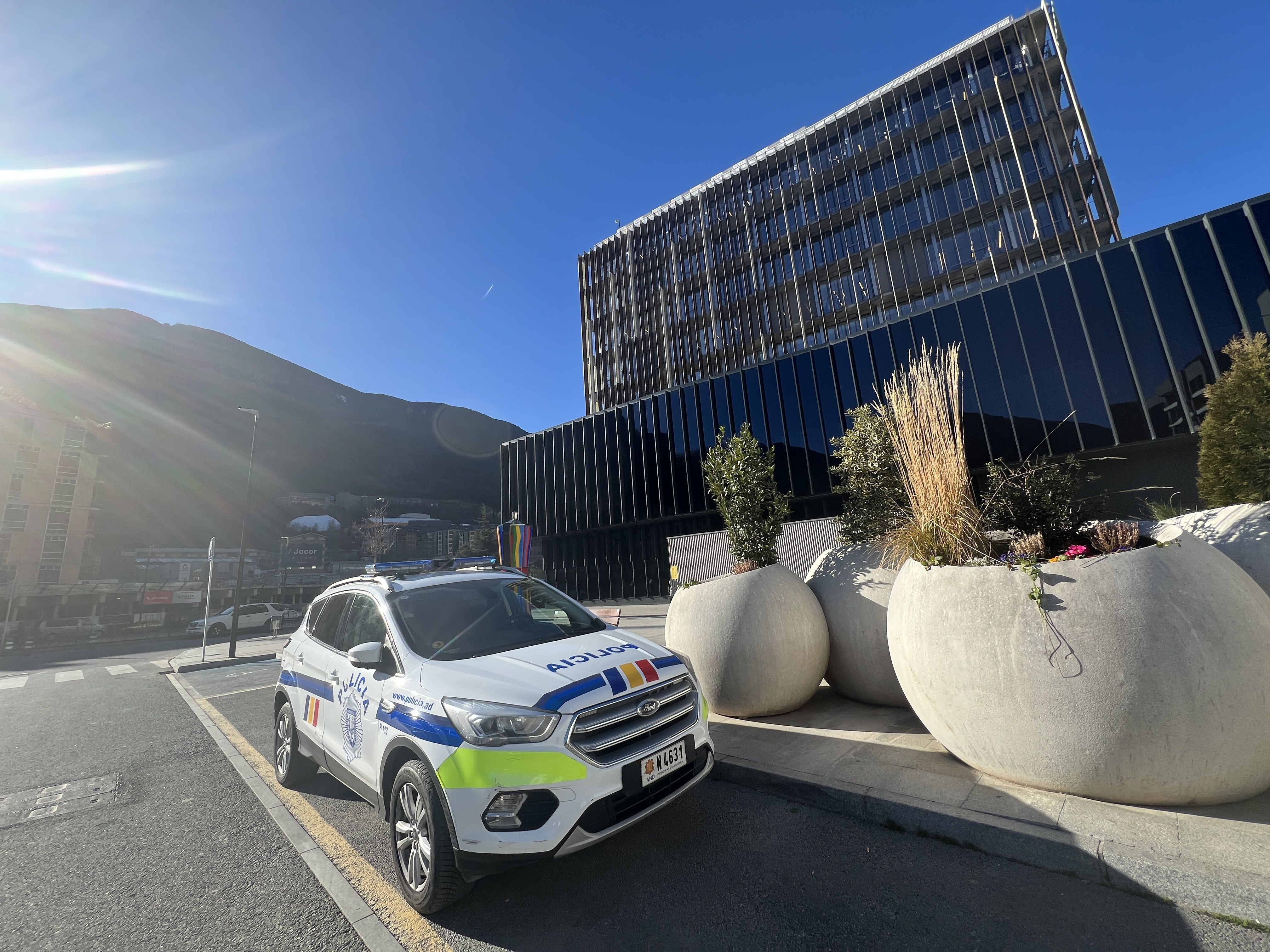 Un cotxe de la policia en les immediacions de la Seu de la Justícia. Un cotxe de la policia en les immediacions de la Seu de la Justícia.