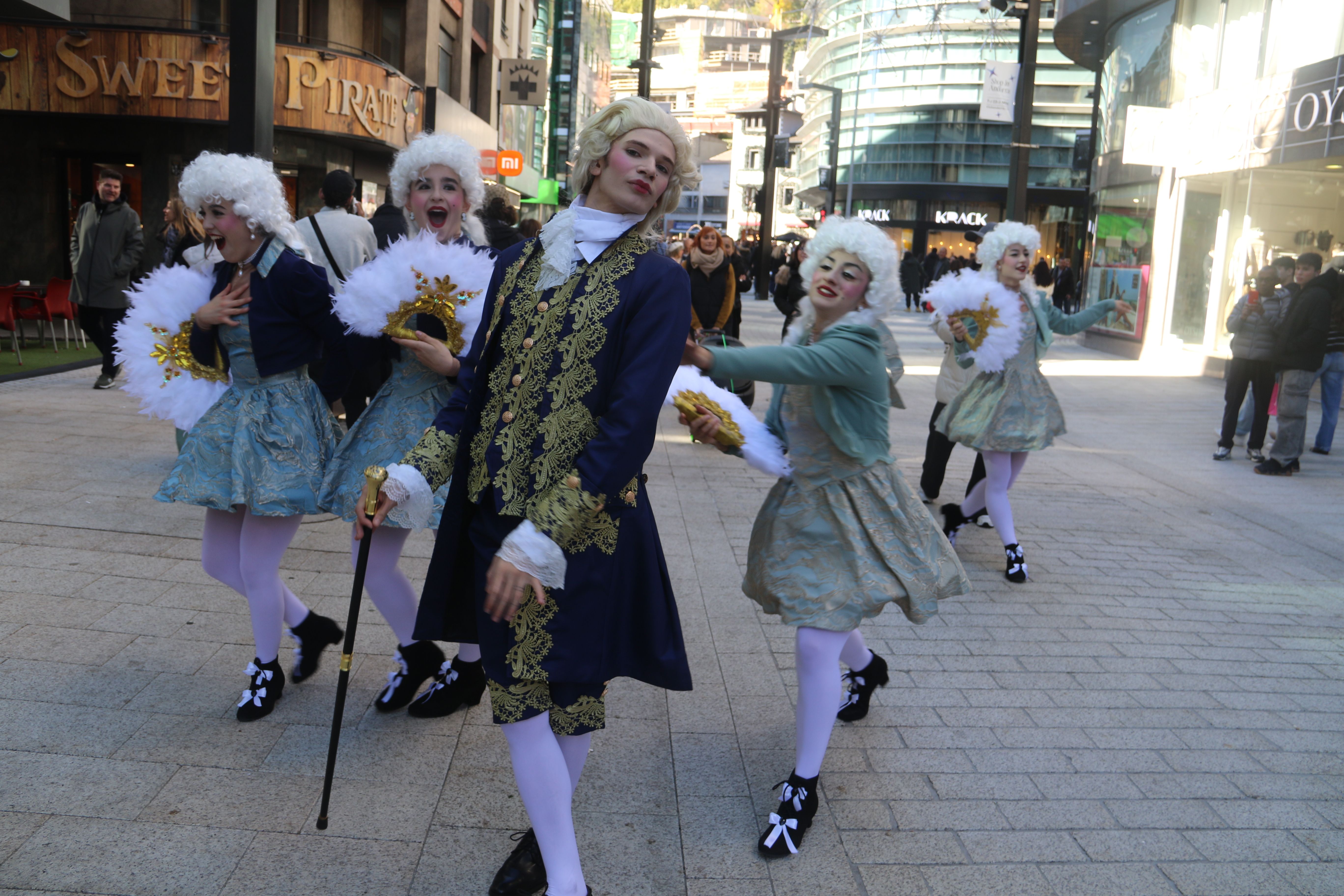 'BELLE ÉPOQUE' EN PLENA ACTUACIÓ PER L'AVINGUDA MERITXELL. 'BELLE ÉPOQUE' EN PLENA ACTUACIÓ PER L'AVINGUDA MERITXELL.