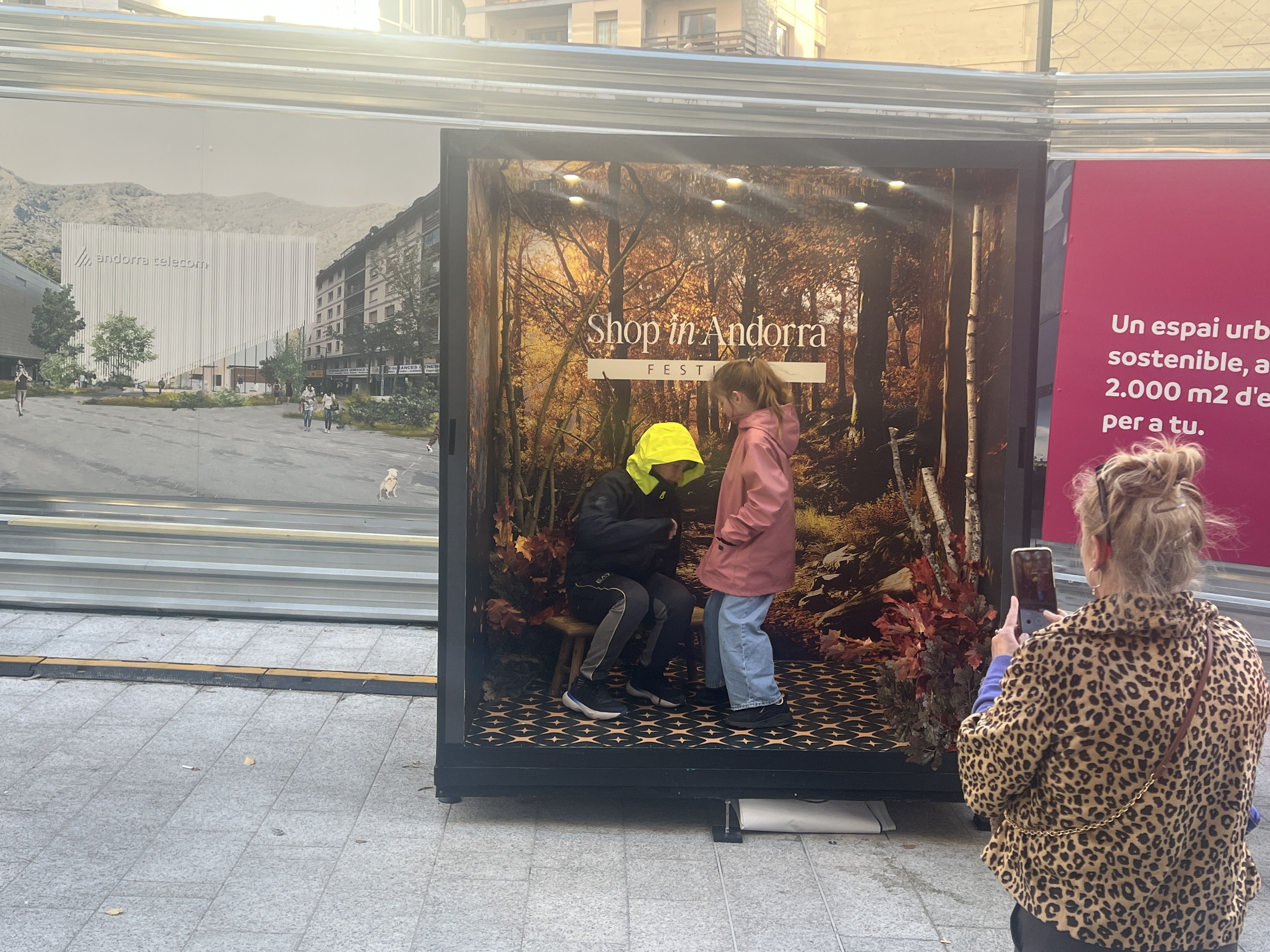 FENT-SE UNA 'SELFIE' PER L'AVINGUDA MERITXELL.