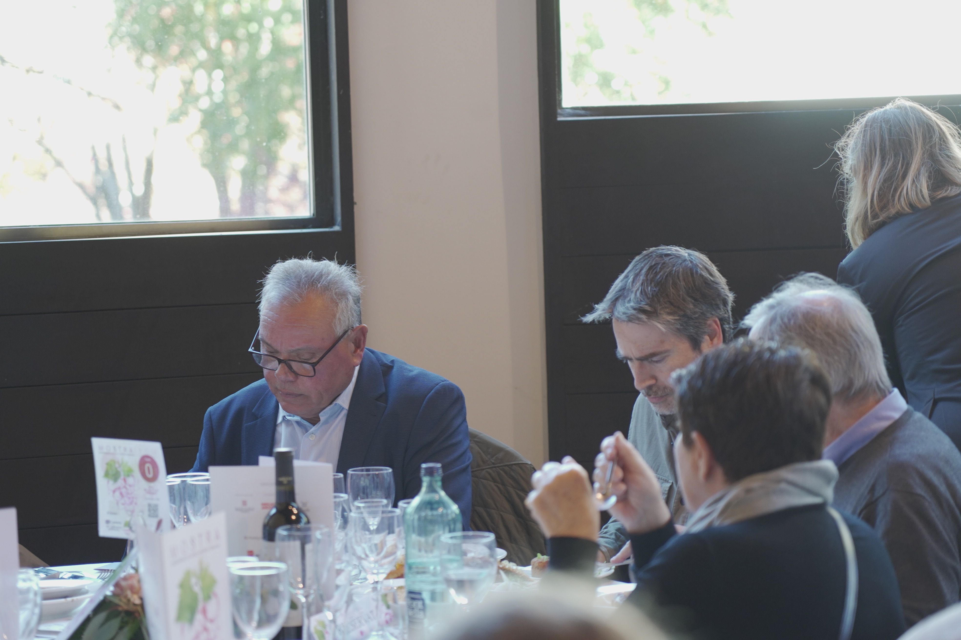 Els experts gastronòmics Joan Besson, Josep Lluís Trabal i Josep Vilella, fent les seves deliberacions.