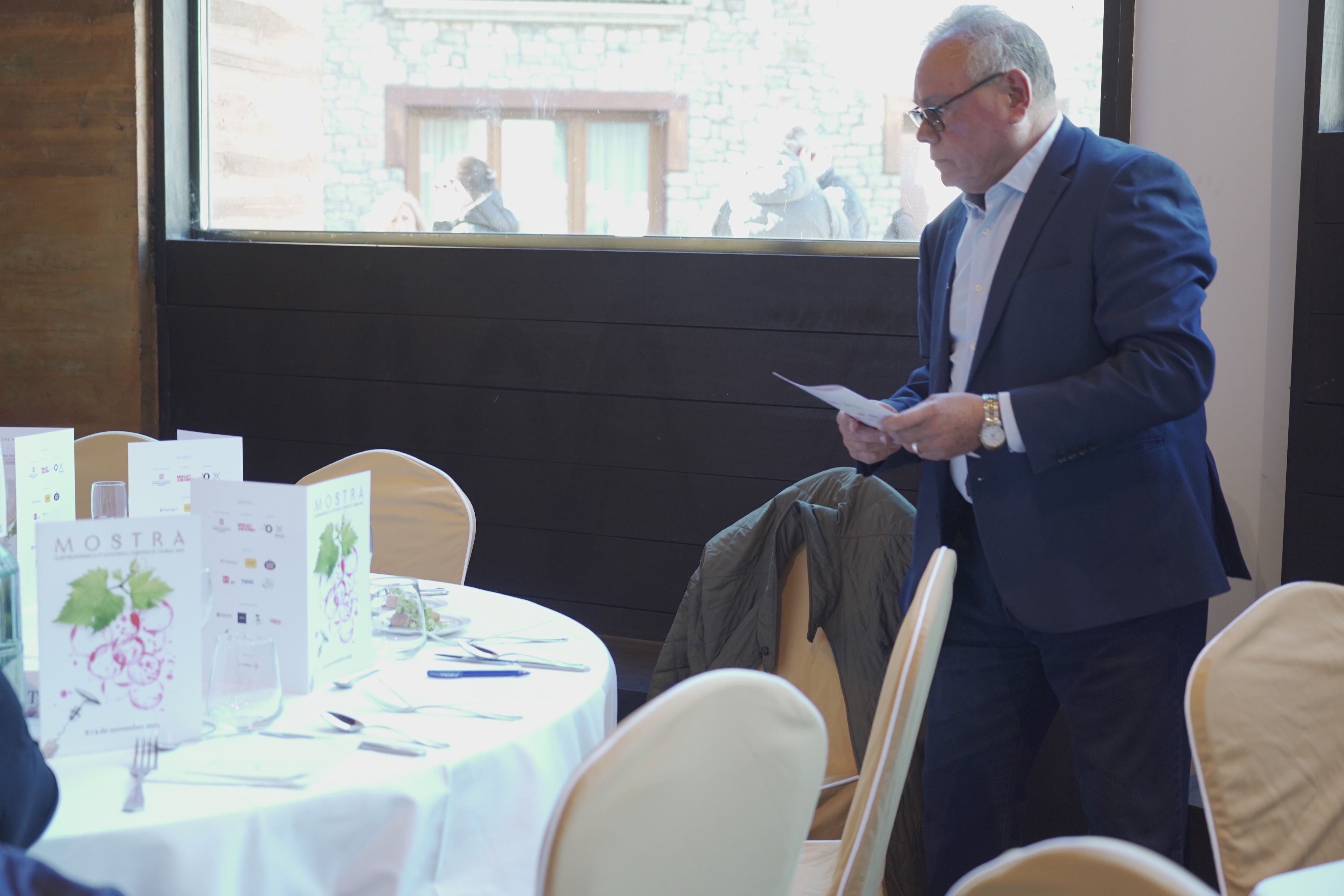 L'experiodista gastronòmic Joan Besson, observant la taula. 