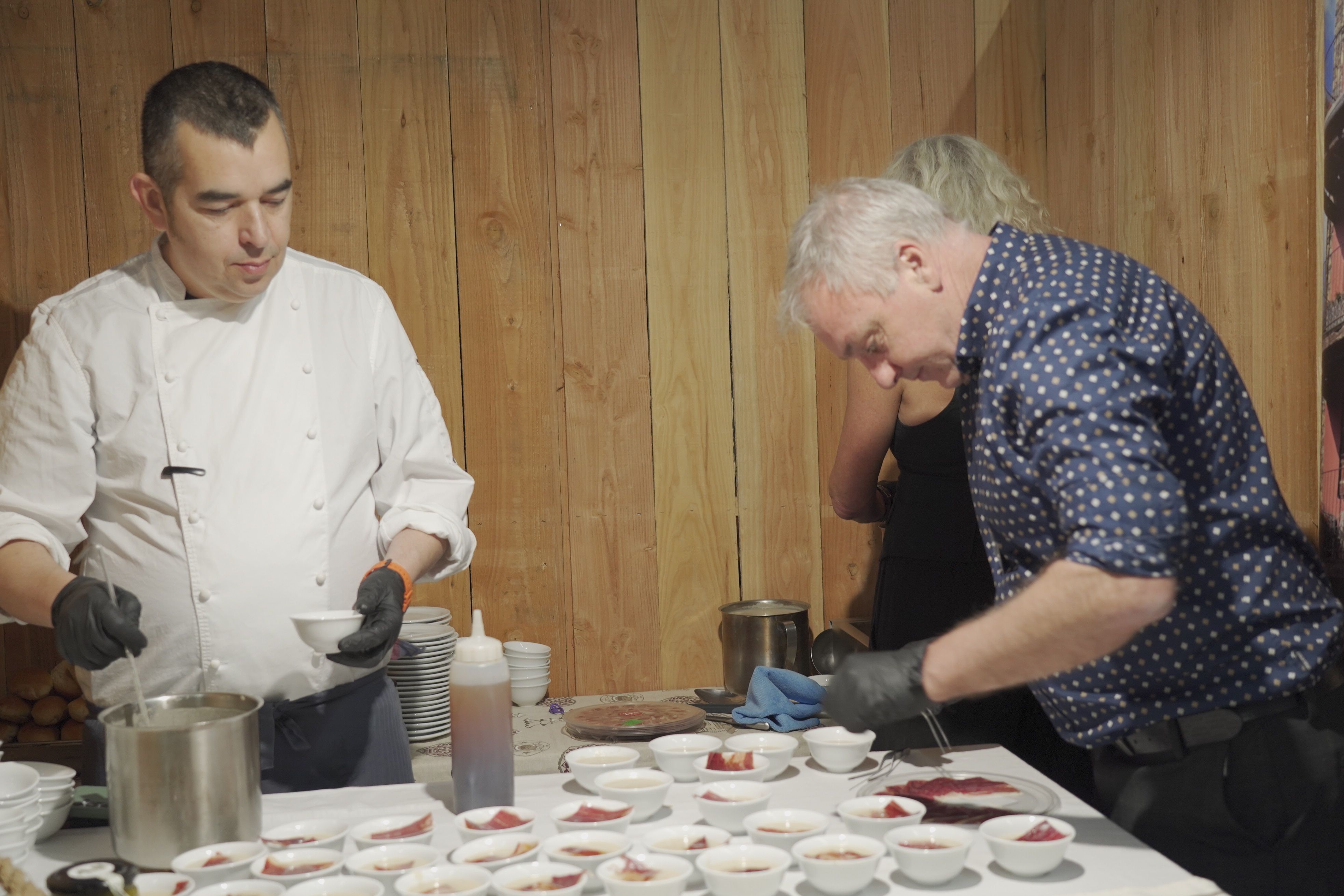 La família Pous Rosal, de Can Ventura (Llívia) preparant la crema de naps i pera amb pernil a l'agredolç.