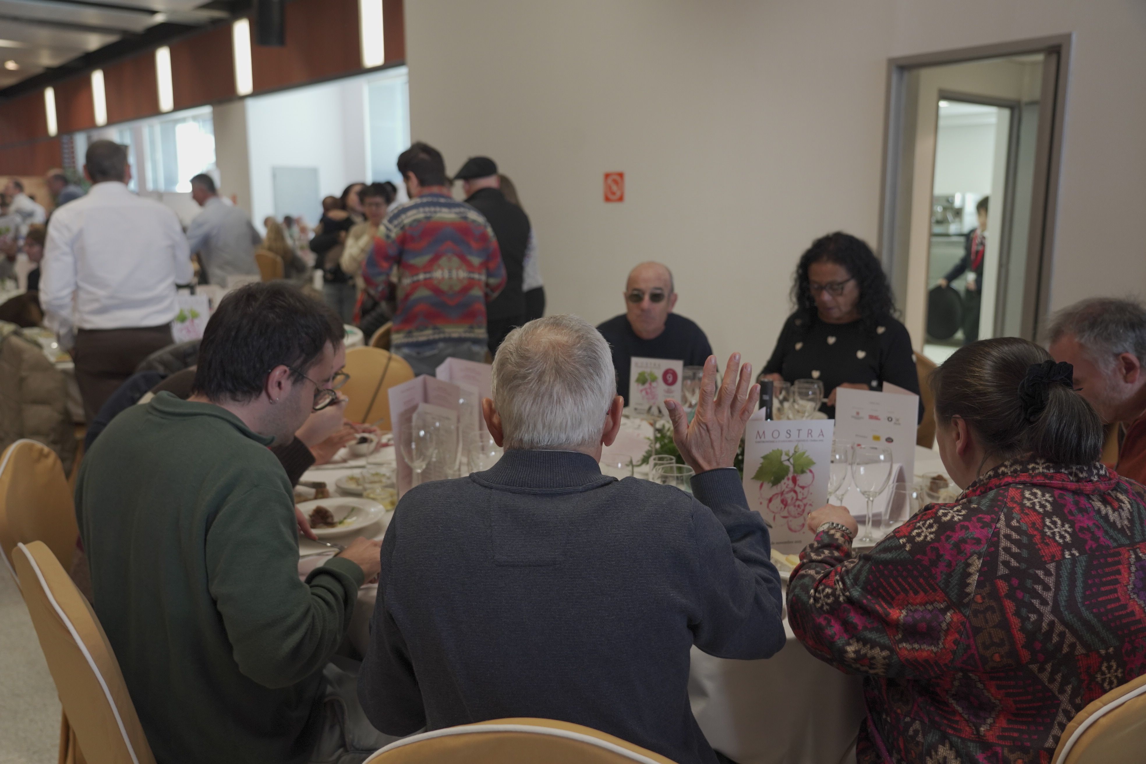 Els comensals començant a dinar. 