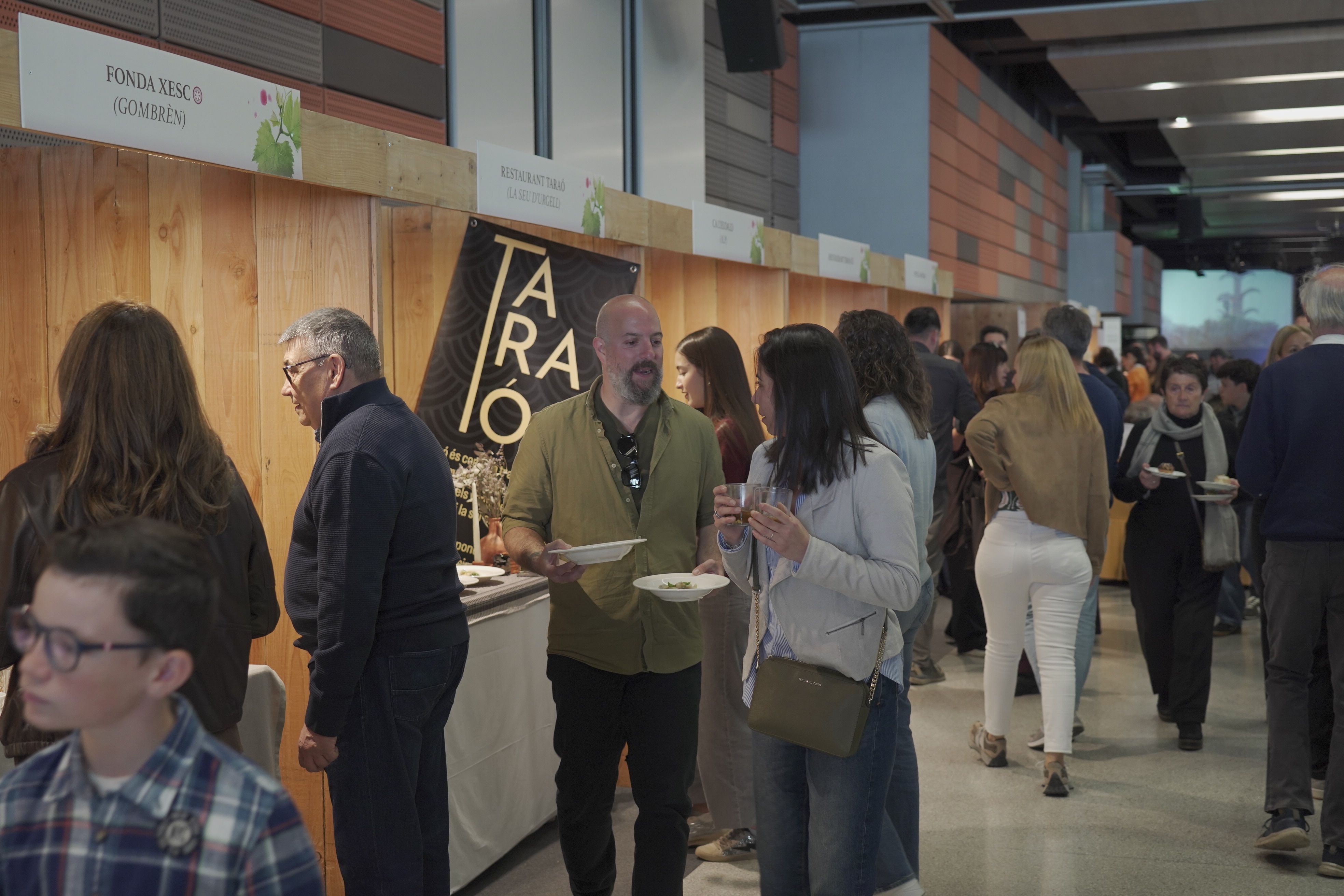 Passadissos plens per a tastar totes les propostes dels resturadors.