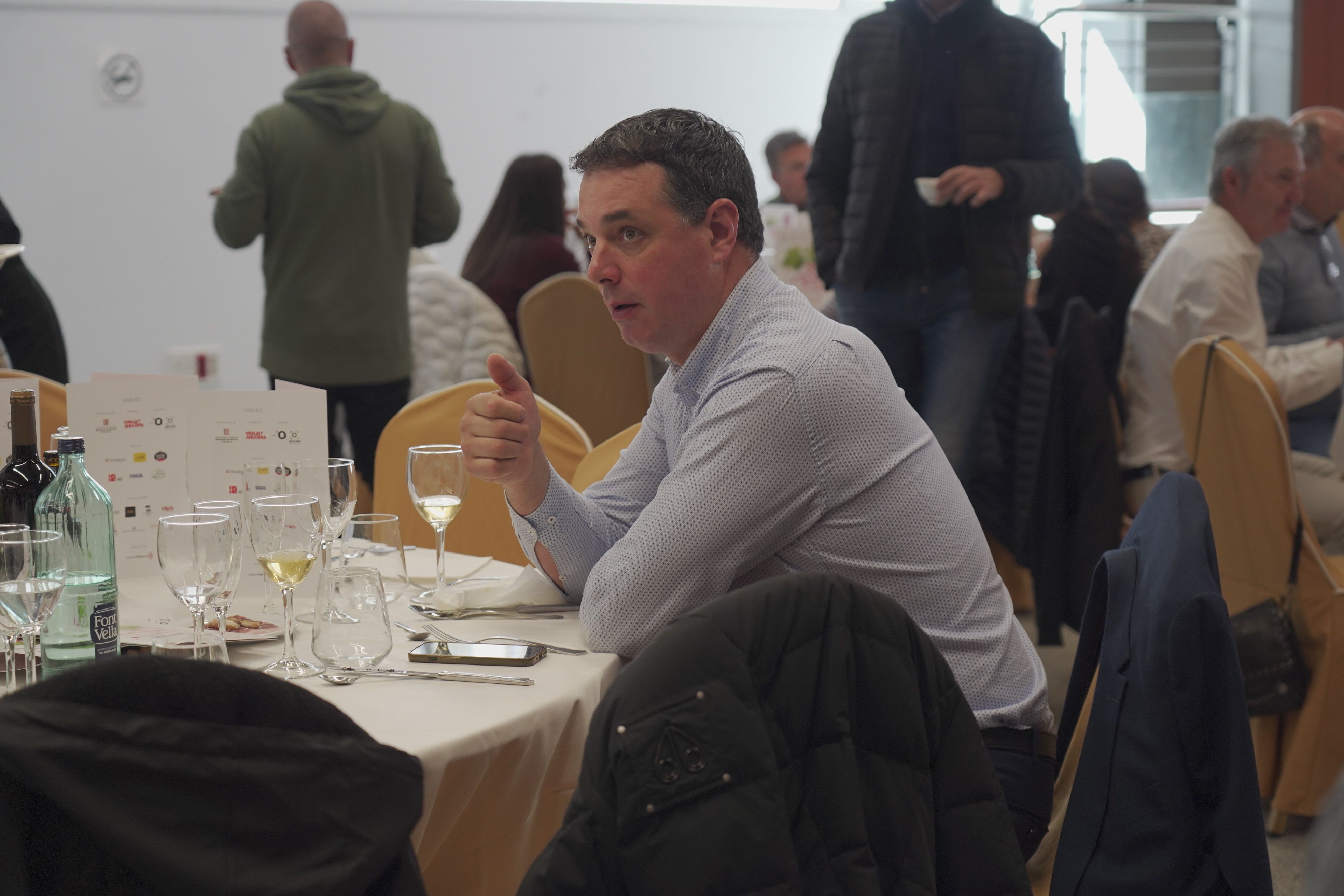 El cònsol menor d'Ordino, Eduard Betriu, saludant als veïns. 