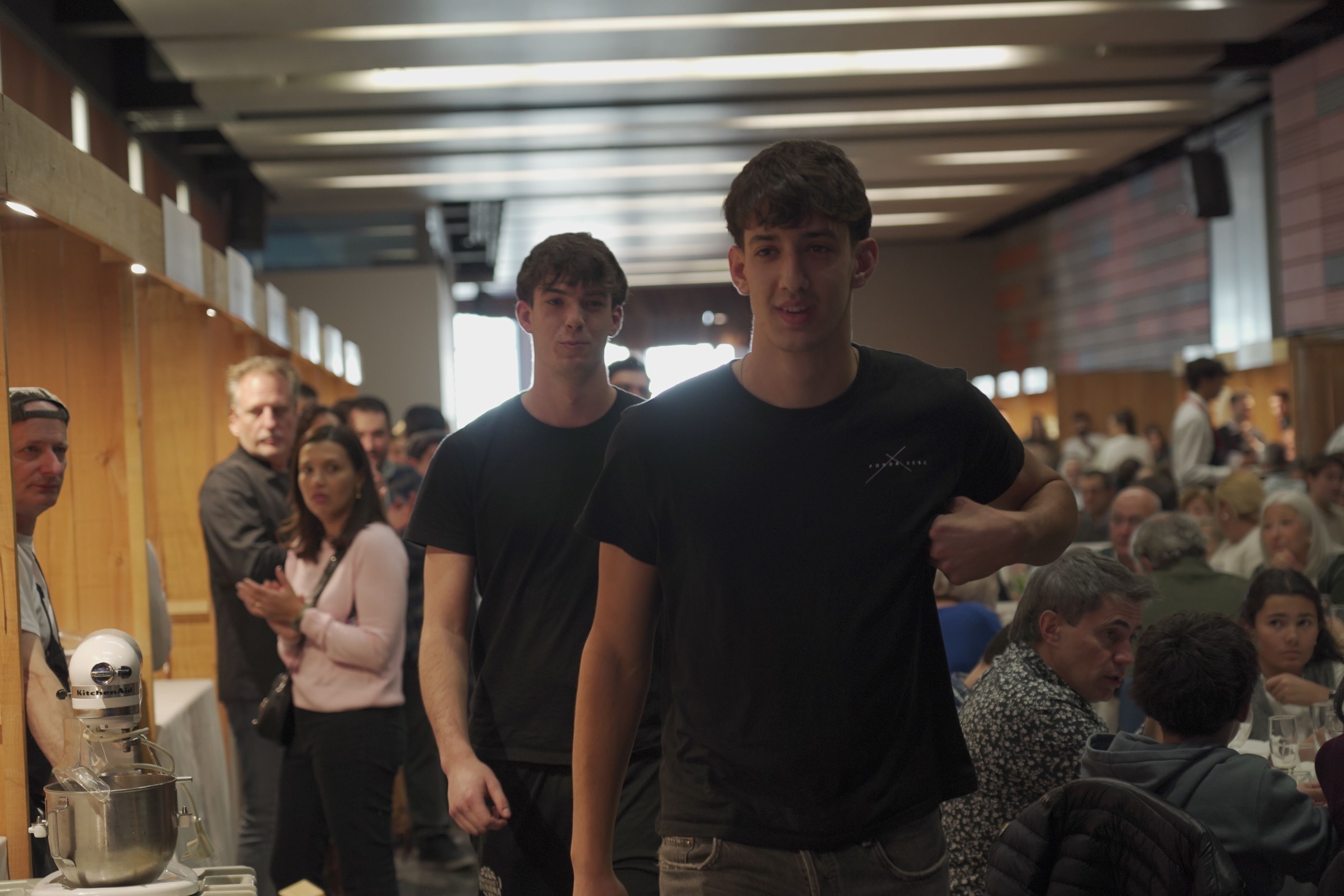 Els dos joves de Fonda Xesc, pujant a l'escenari. 