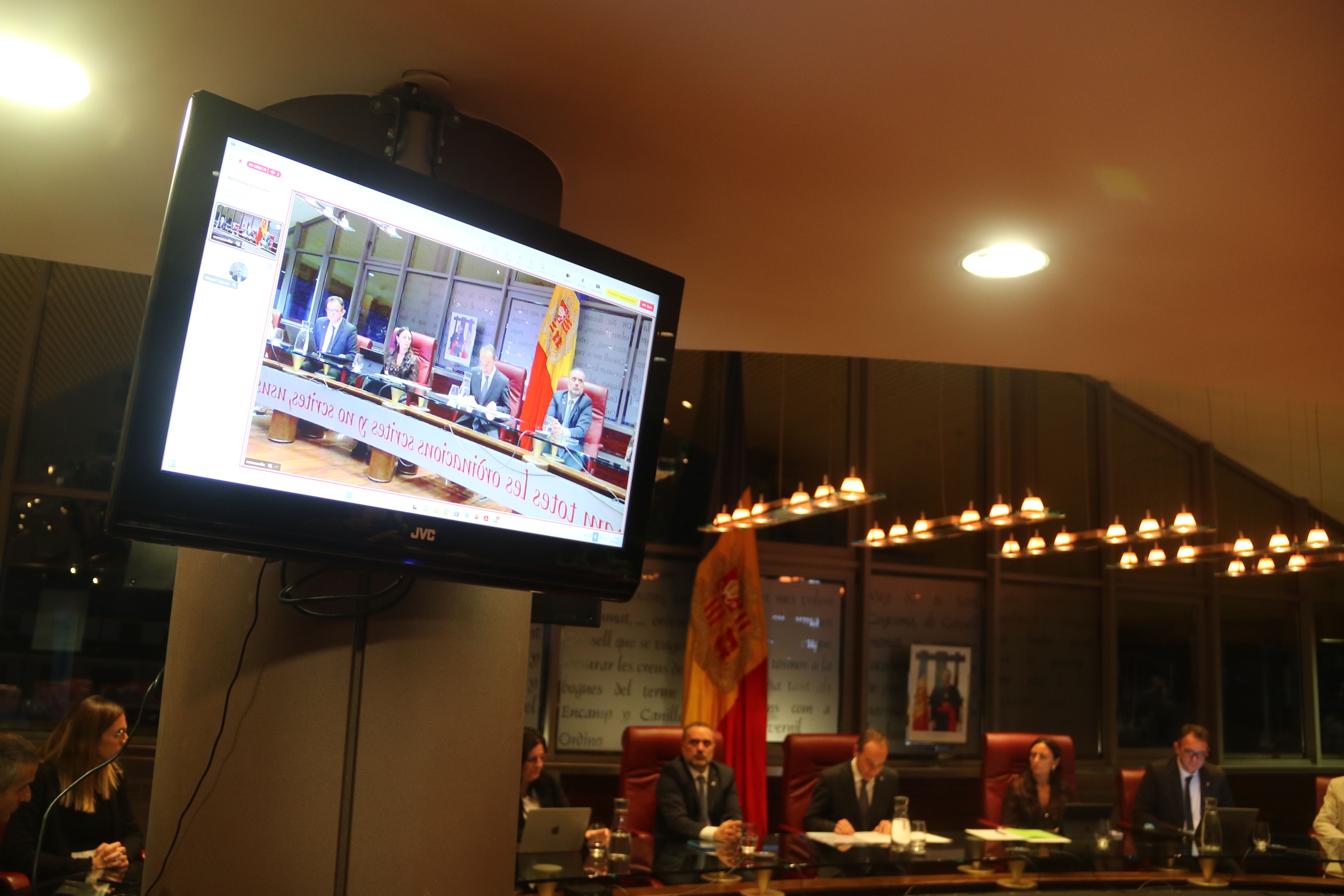 Un moment de la sessió de consell reflectida en una pantalla.