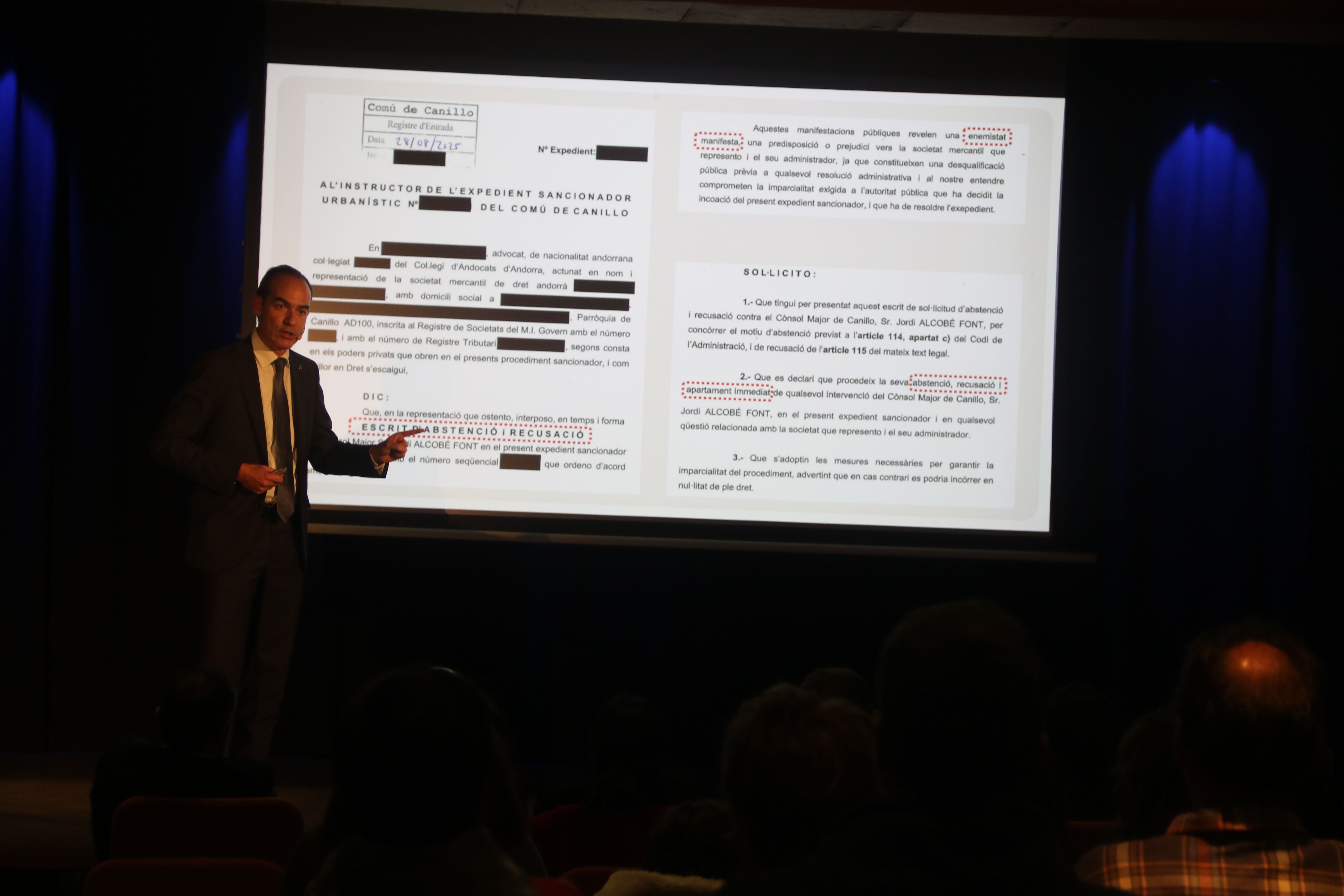 Jordi Alcobé amb la reproducció de la petició perquè s'abstingui d'un procediment sancionador.