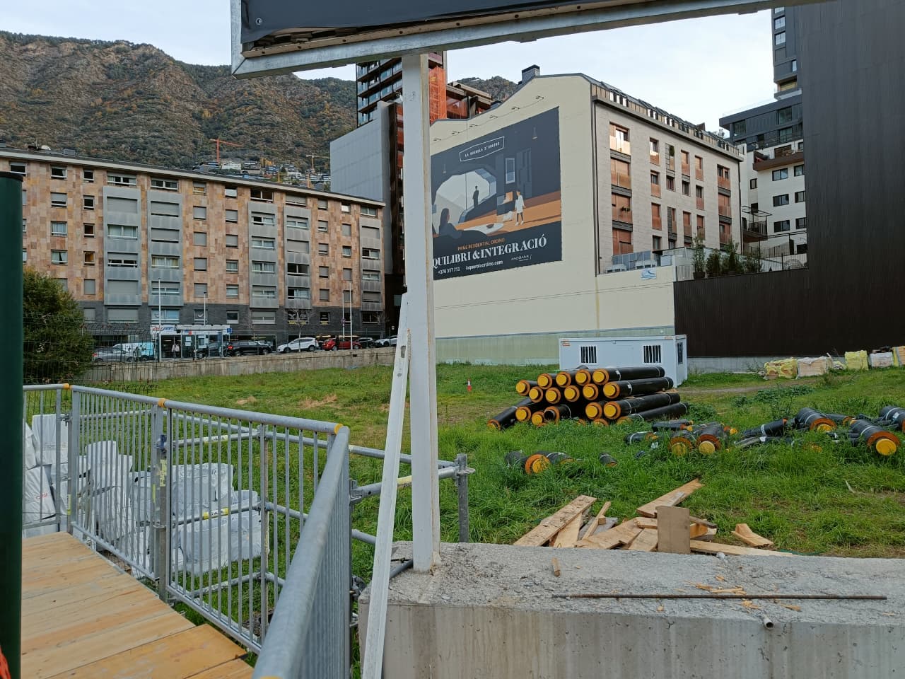 La parcel·la on havia d'anar el projecte 'Roc Views' acull ara canonades per a la xarxa de FEDA Ecoterm.