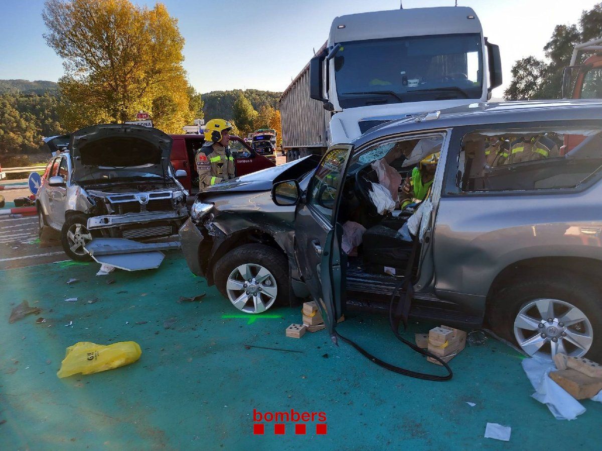 En l'accident s'hi van veure implicats dos turismes i un camió. En l'accident s'hi van veure implicats dos turismes i un camió.