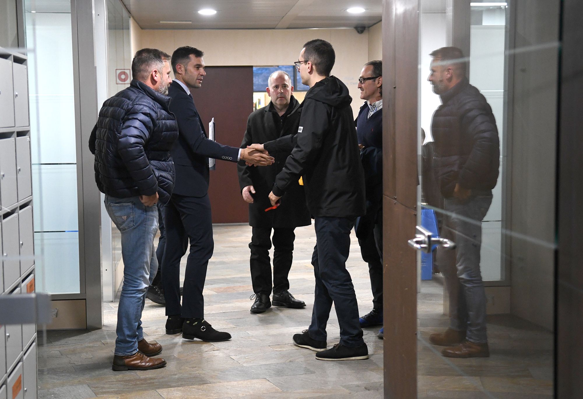 Forné saluda membres de les associacions de taxistes abans de la reunió.