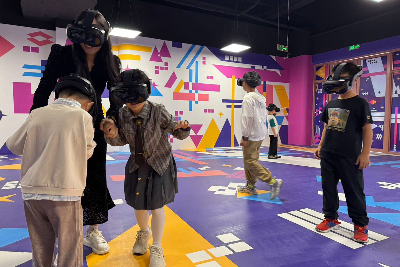 Participants a l'experiència de realitat virtual 'Fairy Tales'.